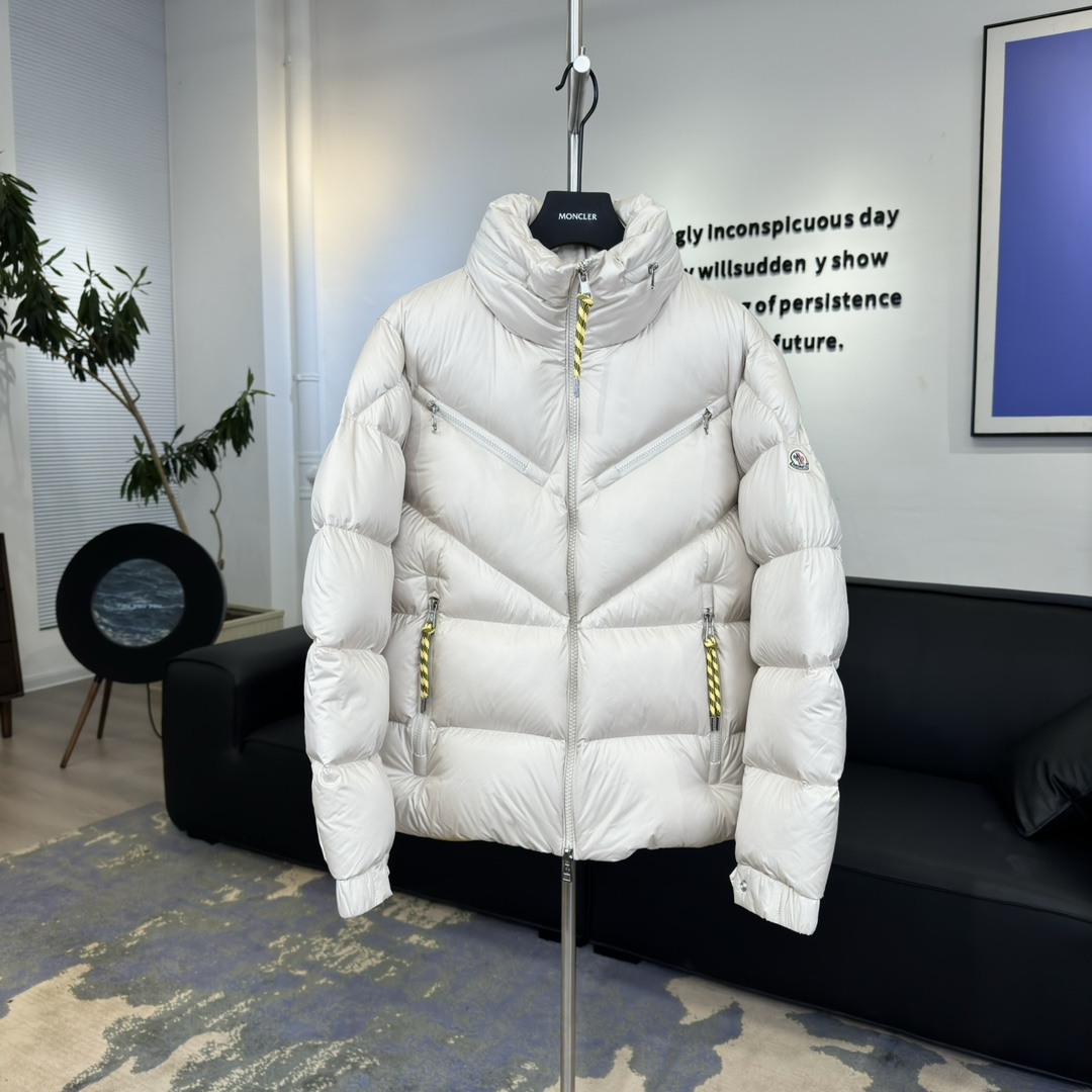 #正品级：𝑴𝒐𝒏𝒄𝒍𝒆𝒓｜蒙口/盟可睐 纯色立领双向拉链 羽绒服#T04# 𝑺𝒊𝒛𝒆：𝟭# 𝟮# 𝟯# 
