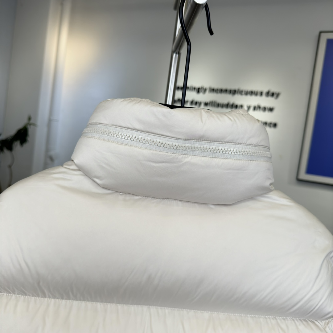 #正品级：𝑴𝒐𝒏𝒄𝒍𝒆𝒓｜蒙口/盟可睐 纯色立领双向拉链 羽绒服#T04# 𝑺𝒊𝒛𝒆：𝟭# 𝟮# 𝟯# 