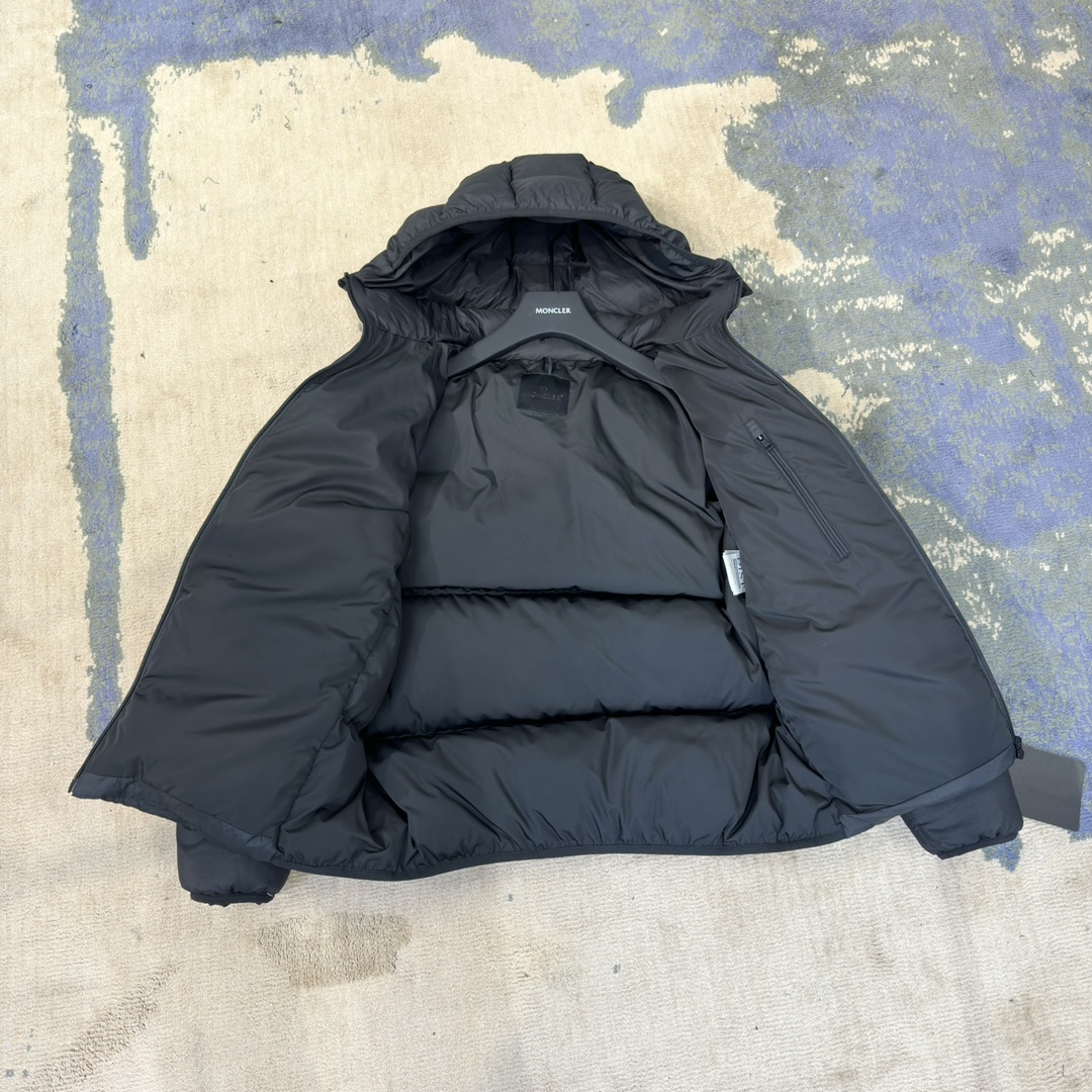 #正品级:𝗠𝗼𝗻𝗰𝗹𝗲𝗿｜盟可睐 蒙口 𝗙𝗪𝟮𝟰秋冬新品 𝗠𝗮𝘀𝗮𝗰连帽纯色 拉链羽绒服#T18#𝗦𝗶𝘇