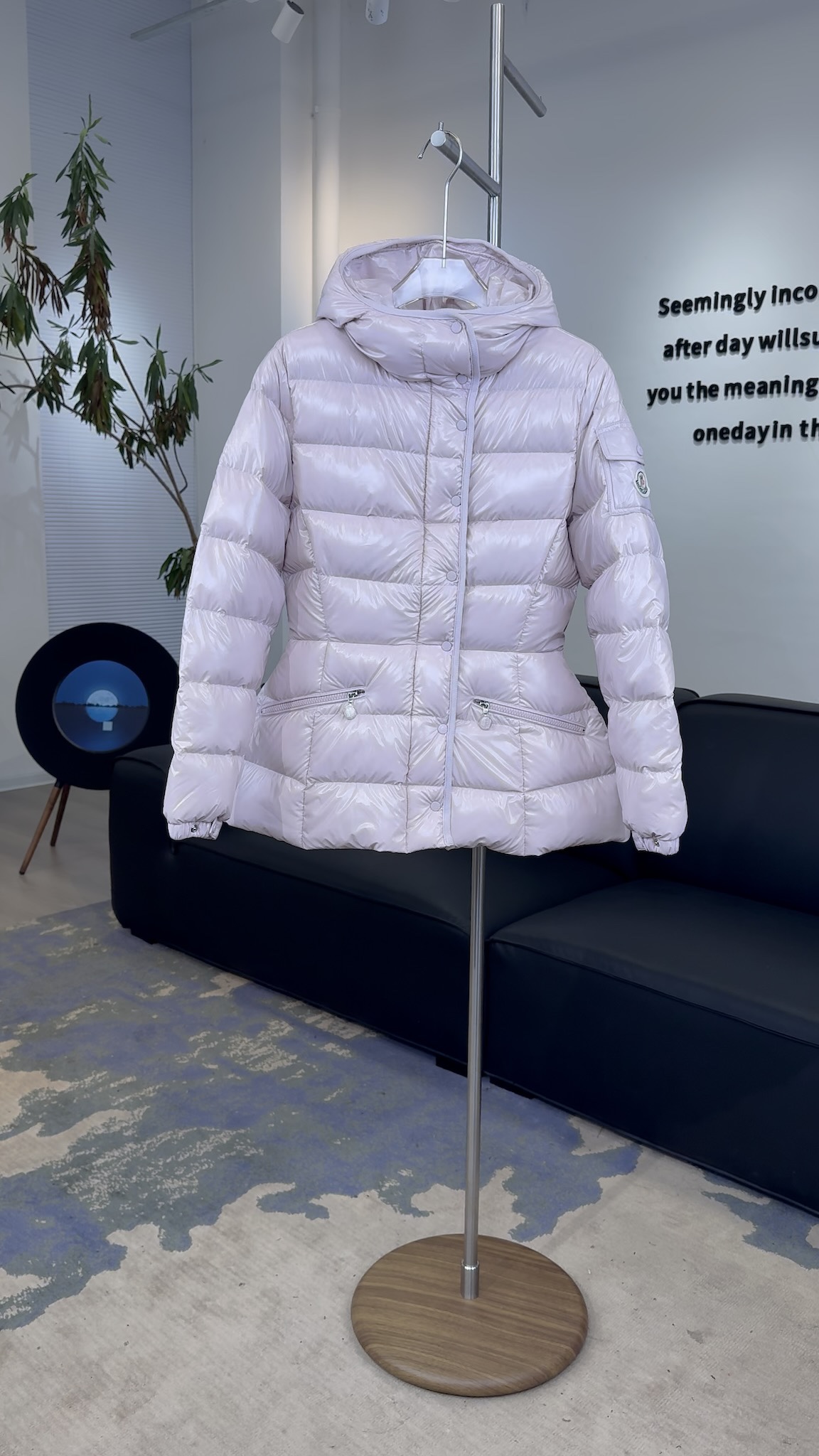 #正品级:浅粉色𝗠𝗼𝗻𝗰𝗹𝗲𝗿盟可睐 𝗙𝗪𝟮𝟰 𝗕𝗮𝗿𝗮𝗻𝘁𝗲 短款收腰廓形拉链长袖羽绒服/小蛮腰 女款