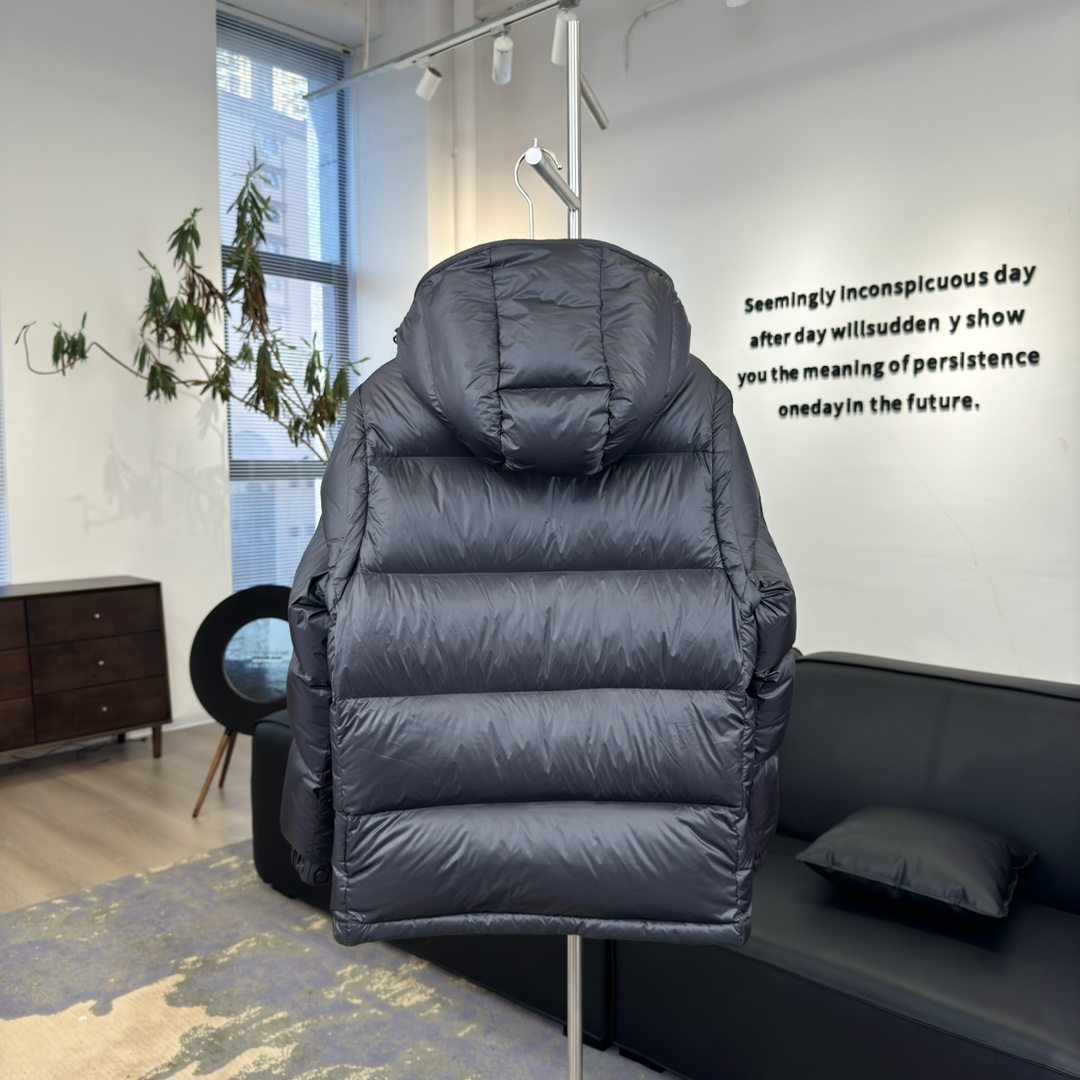 #正品级:𝑴𝒐𝒏𝒄𝒍𝒆𝒓盟可睐 𝑭𝑾𝟮𝟰 𝑪𝒚𝒄𝒍𝒐𝒏𝒆 𝑳𝒐𝒈𝒐徽标二合一可拆卸衣袖 廓形连帽短款羽绒