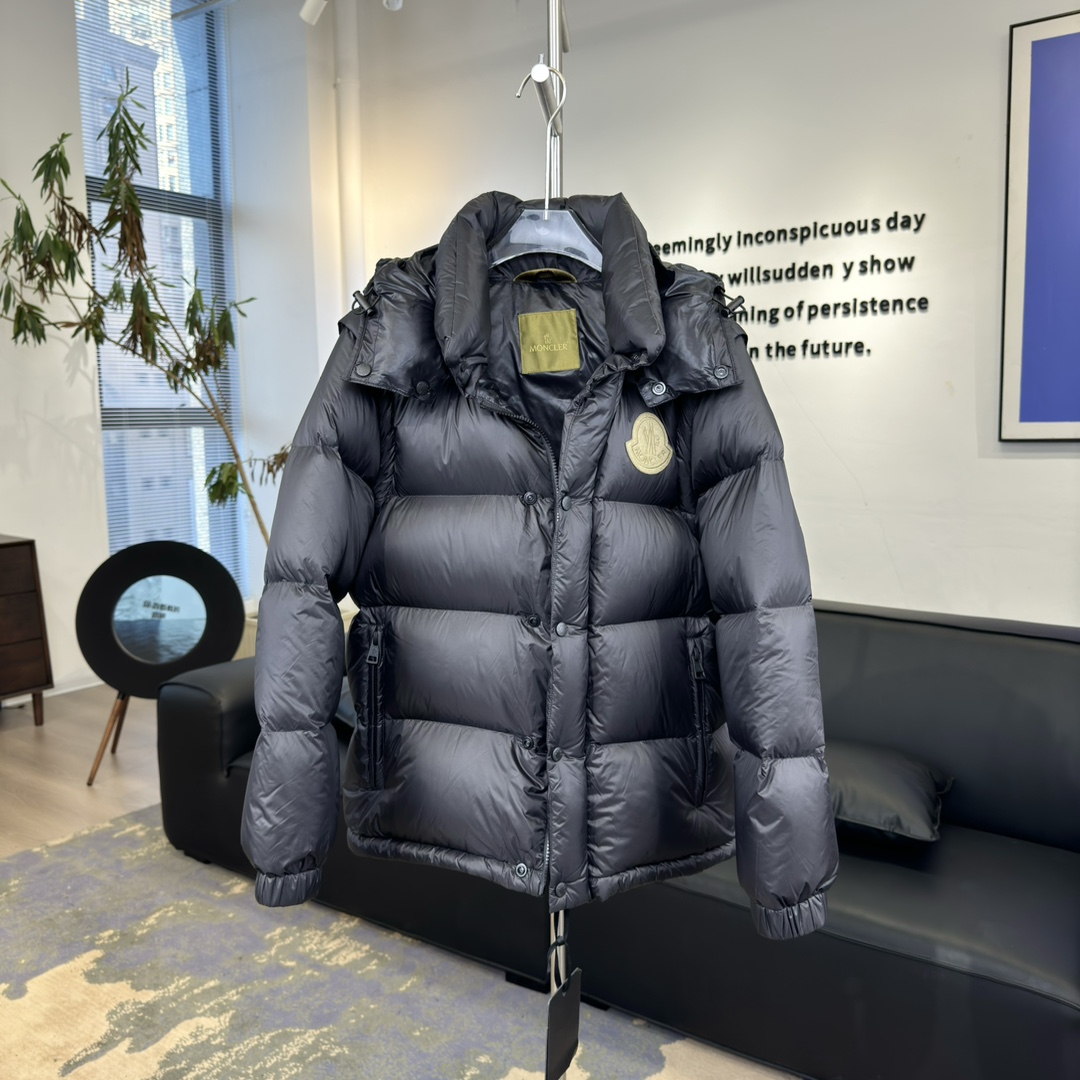 #正品级:𝑴𝒐𝒏𝒄𝒍𝒆𝒓盟可睐 𝑭𝑾𝟮𝟰 𝑪𝒚𝒄𝒍𝒐𝒏𝒆 𝑳𝒐𝒈𝒐徽标二合一可拆卸衣袖 廓形连帽短款羽绒