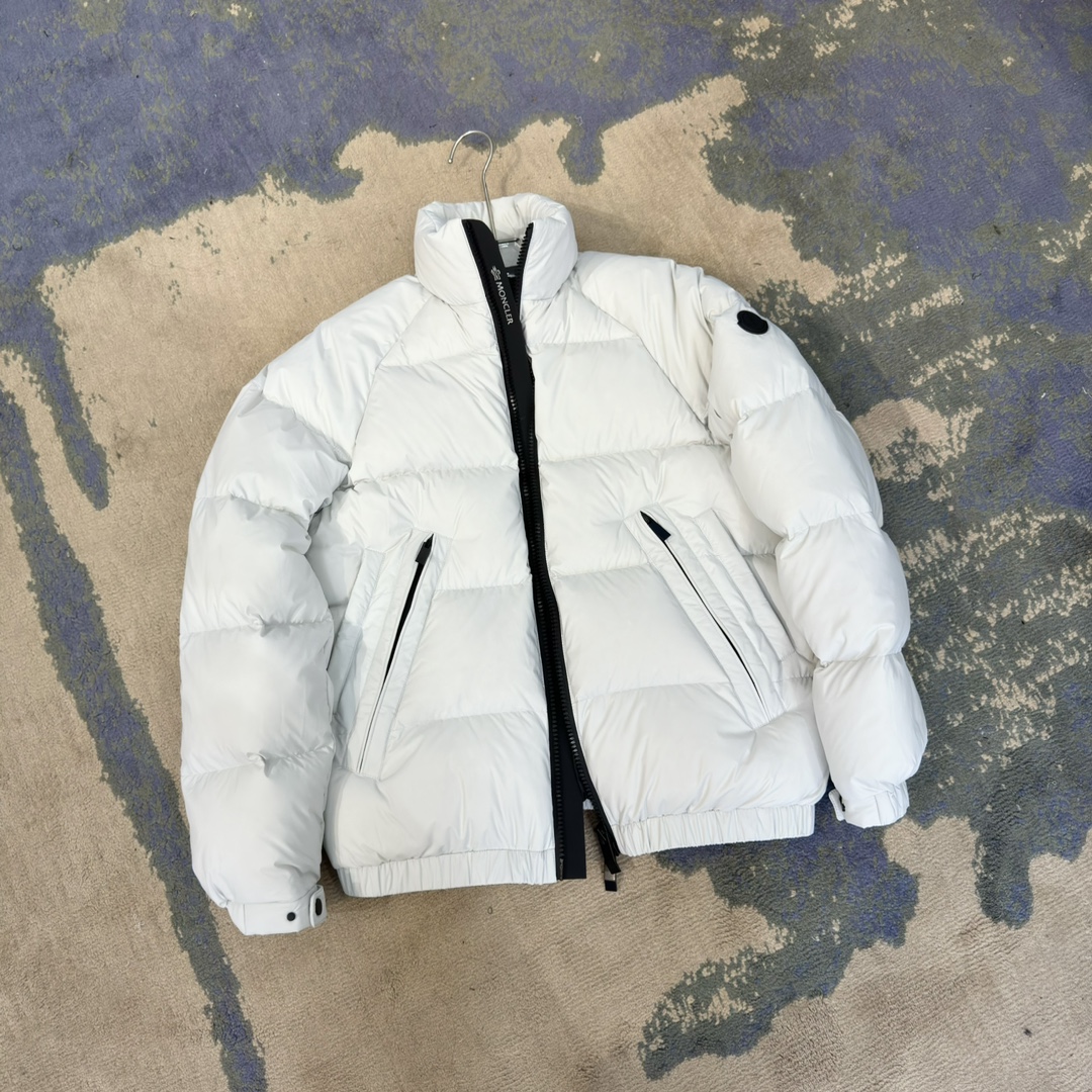 #正品级:𝗠𝗼𝗻𝗰𝗹𝗲𝗿盟可睐 立领双向拉链可调节袖口羽绒服#T23# 𝗦𝗶𝘇𝗲：𝟭# 𝟮# 𝟯# 𝟰#