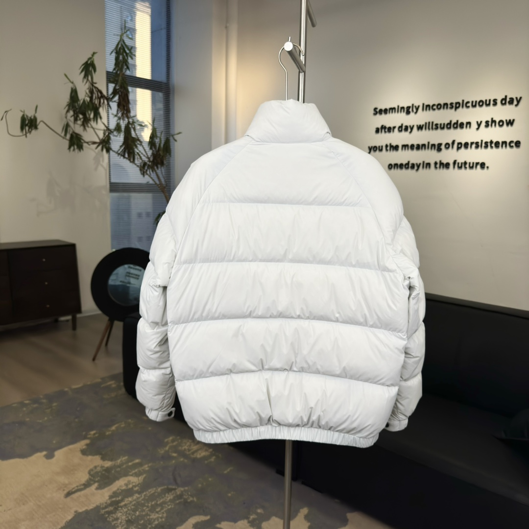 #正品级:𝗠𝗼𝗻𝗰𝗹𝗲𝗿盟可睐 立领双向拉链可调节袖口羽绒服#T23# 𝗦𝗶𝘇𝗲：𝟭# 𝟮# 𝟯# 𝟰#