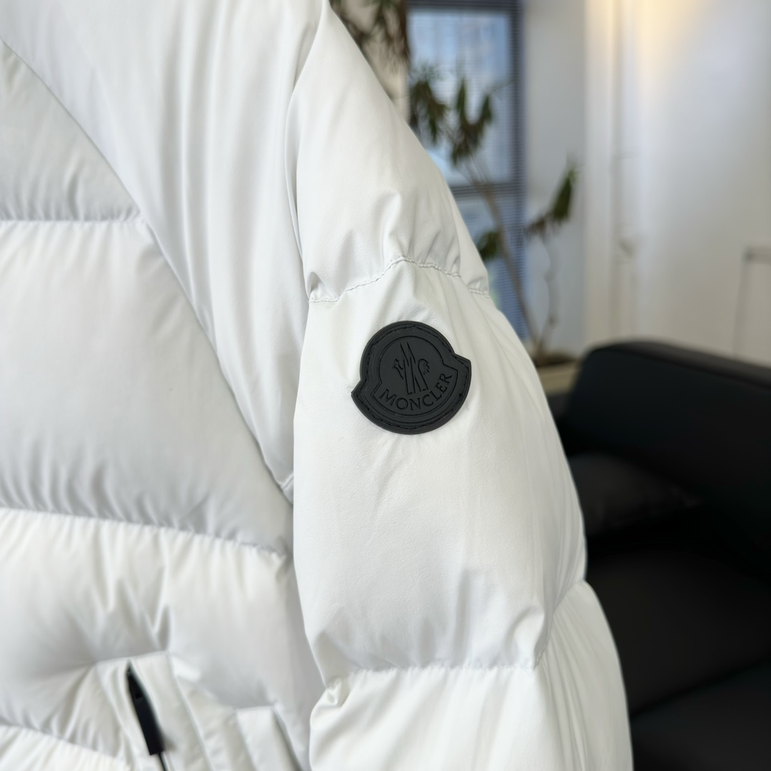 #正品级:𝗠𝗼𝗻𝗰𝗹𝗲𝗿盟可睐 立领双向拉链可调节袖口羽绒服#T23# 𝗦𝗶𝘇𝗲：𝟭# 𝟮# 𝟯# 𝟰#