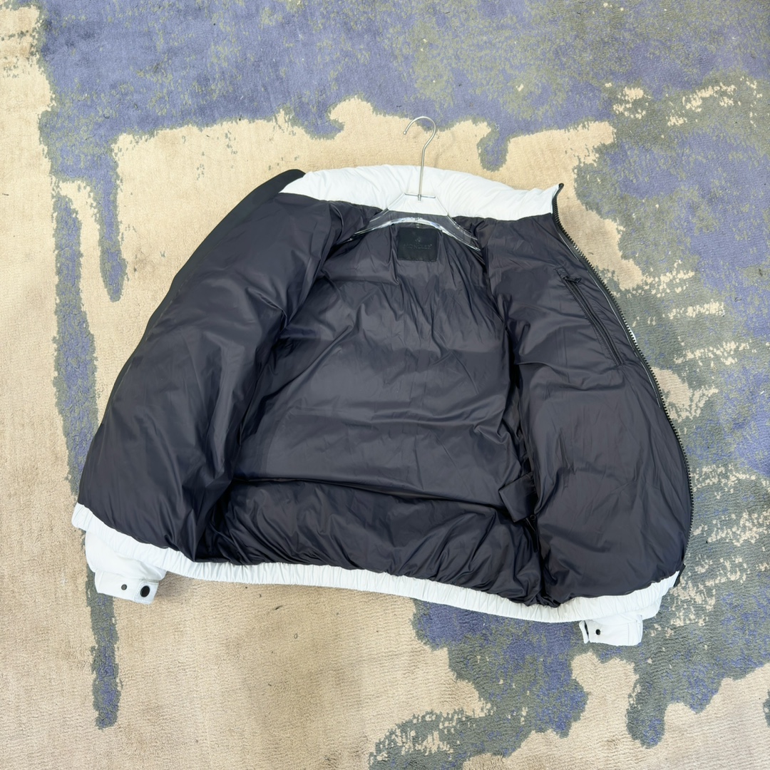 #正品级:𝗠𝗼𝗻𝗰𝗹𝗲𝗿盟可睐 立领双向拉链可调节袖口羽绒服#T23# 𝗦𝗶𝘇𝗲：𝟭# 𝟮# 𝟯# 𝟰#