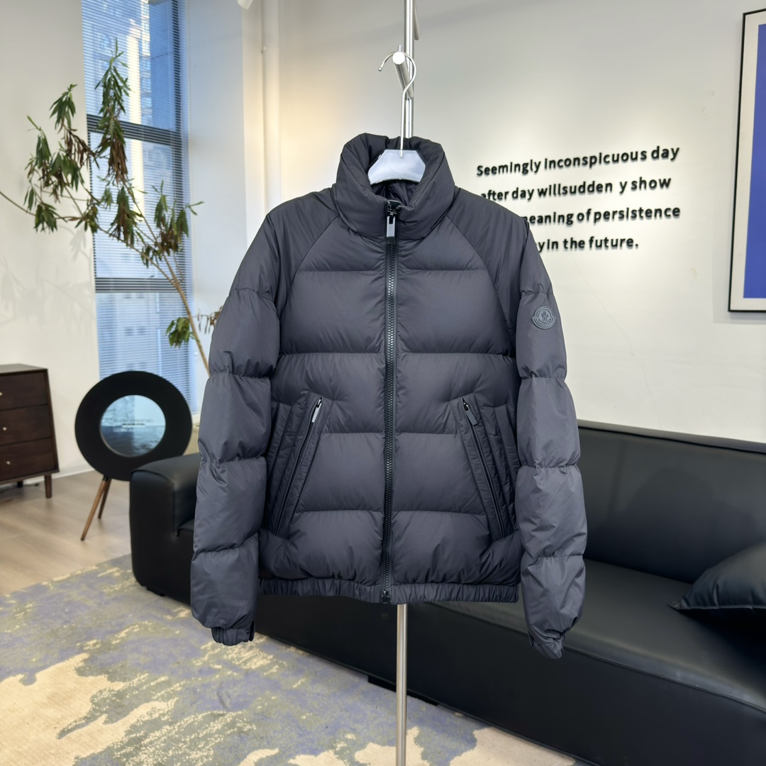 #正品级:𝗠𝗼𝗻𝗰𝗹𝗲𝗿盟可睐 立领双向拉链可调节袖口羽绒服#T23# 𝗦𝗶𝘇𝗲：𝟭# 𝟮# 𝟯# 𝟰#