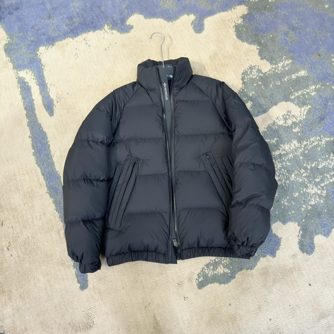 #正品级:𝗠𝗼𝗻𝗰𝗹𝗲𝗿盟可睐 立领双向拉链可调节袖口羽绒服#T23# 𝗦𝗶𝘇𝗲：𝟭# 𝟮# 𝟯# 𝟰#