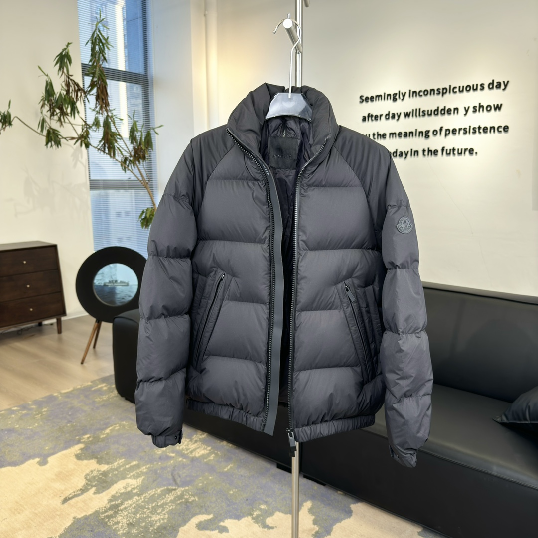 #正品级:𝗠𝗼𝗻𝗰𝗹𝗲𝗿盟可睐 立领双向拉链可调节袖口羽绒服#T23# 𝗦𝗶𝘇𝗲：𝟭# 𝟮# 𝟯# 𝟰#