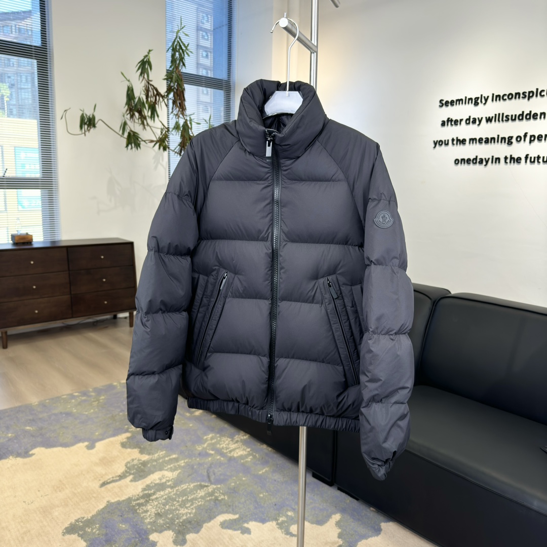 #正品级:𝗠𝗼𝗻𝗰𝗹𝗲𝗿盟可睐 立领双向拉链可调节袖口羽绒服#T23# 𝗦𝗶𝘇𝗲：𝟭# 𝟮# 𝟯# 𝟰#