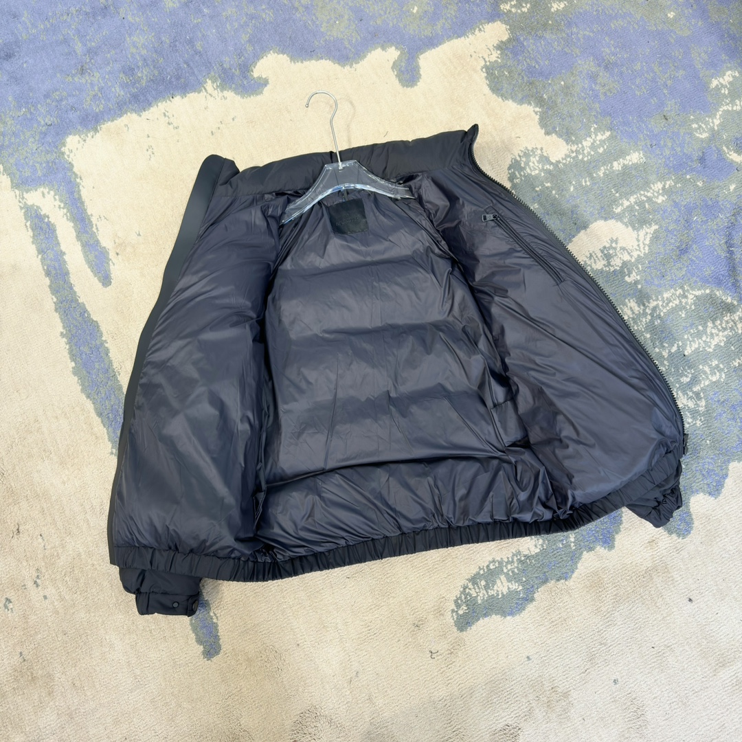 #正品级:𝗠𝗼𝗻𝗰𝗹𝗲𝗿盟可睐 立领双向拉链可调节袖口羽绒服#T23# 𝗦𝗶𝘇𝗲：𝟭# 𝟮# 𝟯# 𝟰#