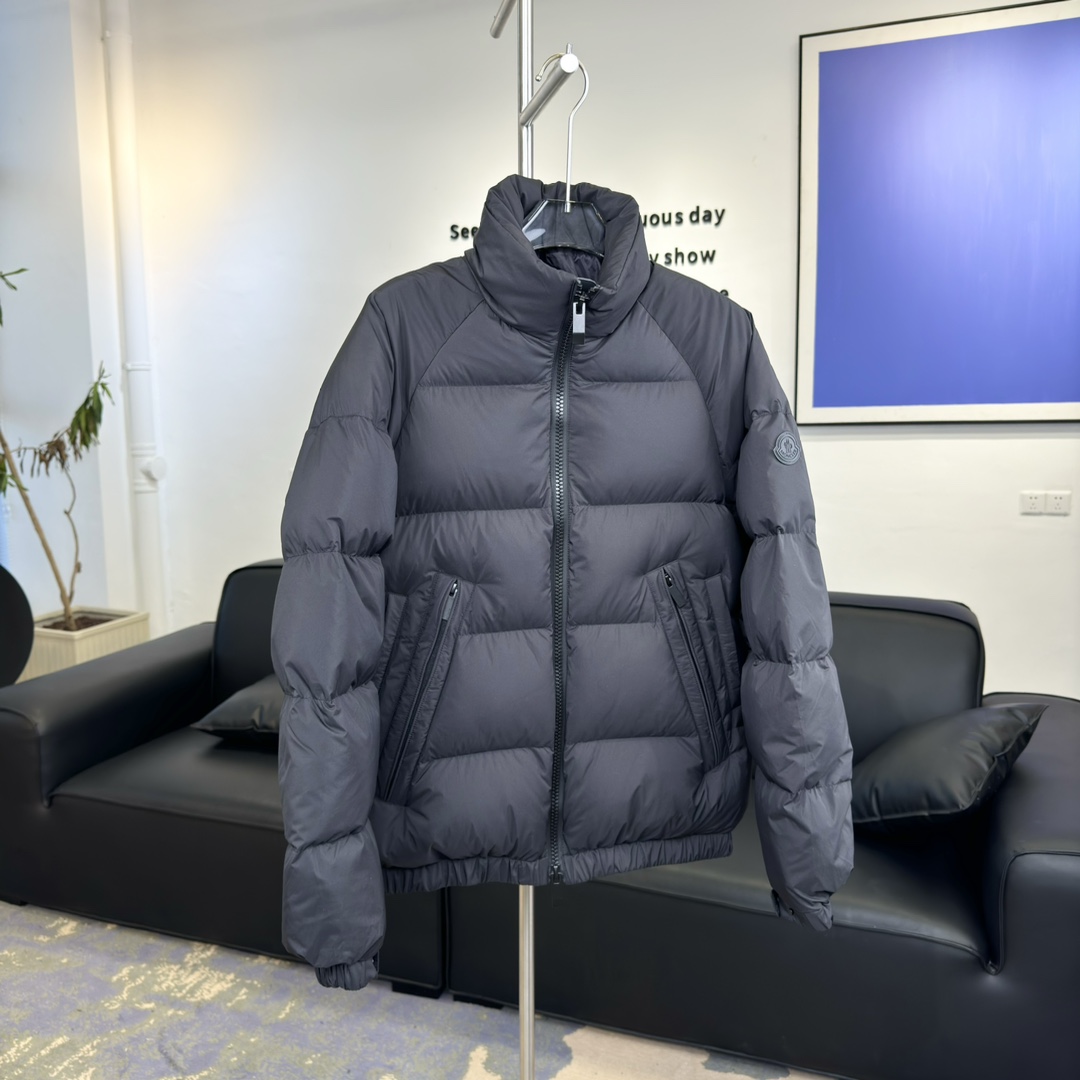 #正品级:𝗠𝗼𝗻𝗰𝗹𝗲𝗿盟可睐 立领双向拉链可调节袖口羽绒服#T23# 𝗦𝗶𝘇𝗲：𝟭# 𝟮# 𝟯# 𝟰#