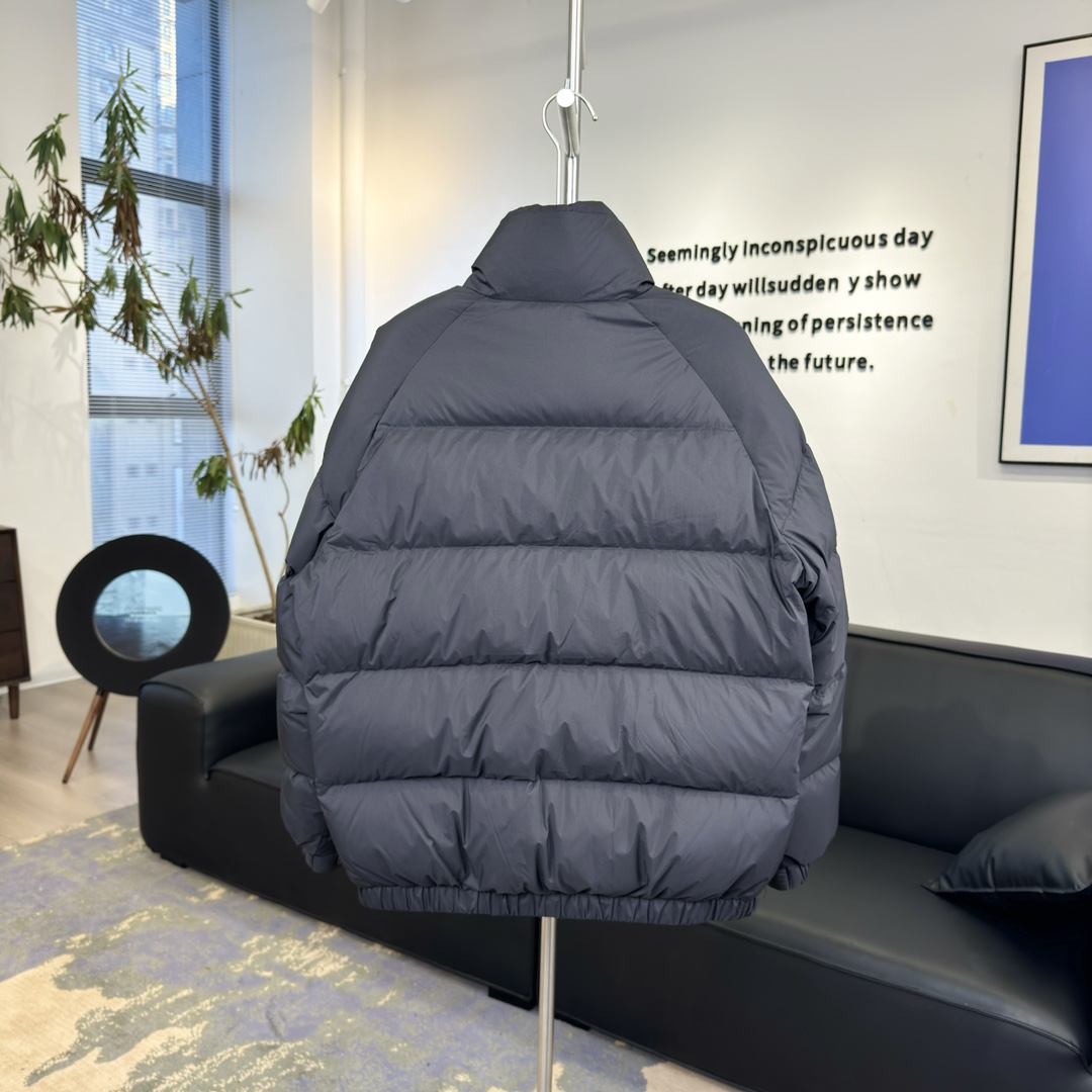 #正品级:𝗠𝗼𝗻𝗰𝗹𝗲𝗿盟可睐 立领双向拉链可调节袖口羽绒服#T23# 𝗦𝗶𝘇𝗲：𝟭# 𝟮# 𝟯# 𝟰#