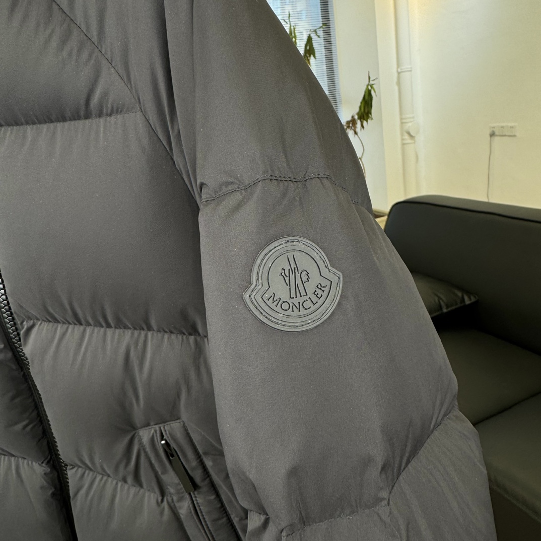 #正品级:𝗠𝗼𝗻𝗰𝗹𝗲𝗿盟可睐 立领双向拉链可调节袖口羽绒服#T23# 𝗦𝗶𝘇𝗲：𝟭# 𝟮# 𝟯# 𝟰#