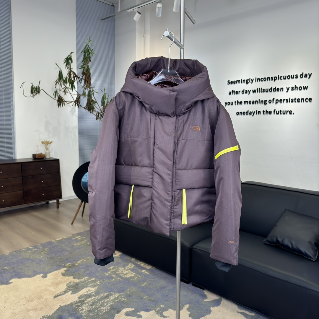 北面𝗧𝗛𝗘 𝗡𝗢𝗥𝗧𝗛 𝗙𝗔𝗖𝗘 城市户外 纯色𝗨𝗘先锋防水连帽羽绒服
𝗦𝗶𝘇𝗲:𝗦 𝗠 𝗟 𝗫𝗟
产品配色:紫红色、 黑色、 白色
编码:𝟬𝟬𝟬𝟱𝟰𝟬𝗖