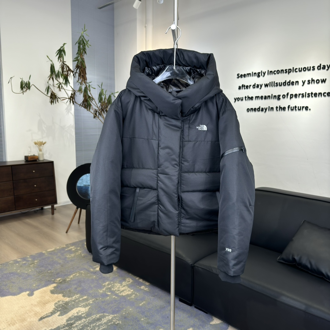 北面𝗧𝗛𝗘 𝗡𝗢𝗥𝗧𝗛 𝗙𝗔𝗖𝗘 城市户外 纯色𝗨𝗘先锋防水连帽羽绒服
𝗦𝗶𝘇𝗲:𝗦 𝗠 𝗟 𝗫𝗟
产品配色:紫红色、 黑色、 白色
编码:𝟬𝟬𝟬𝟱𝟰𝟬𝗖