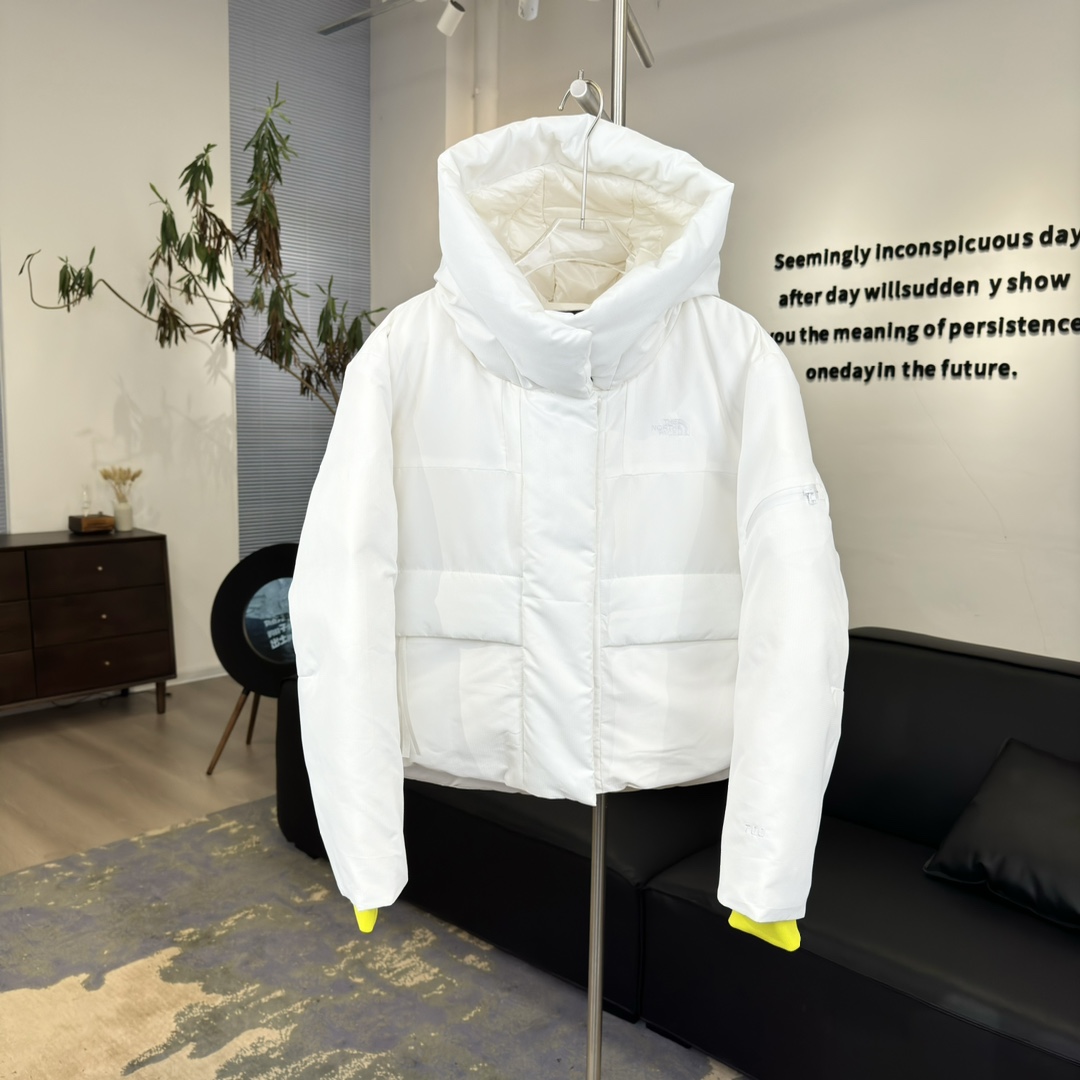 北面𝗧𝗛𝗘 𝗡𝗢𝗥𝗧𝗛 𝗙𝗔𝗖𝗘 城市户外 纯色𝗨𝗘先锋防水连帽羽绒服
𝗦𝗶𝘇𝗲:𝗦 𝗠 𝗟 𝗫𝗟
产品配色:紫红色、 黑色、 白色
编码:𝟬𝟬𝟬𝟱𝟰𝟬𝗖