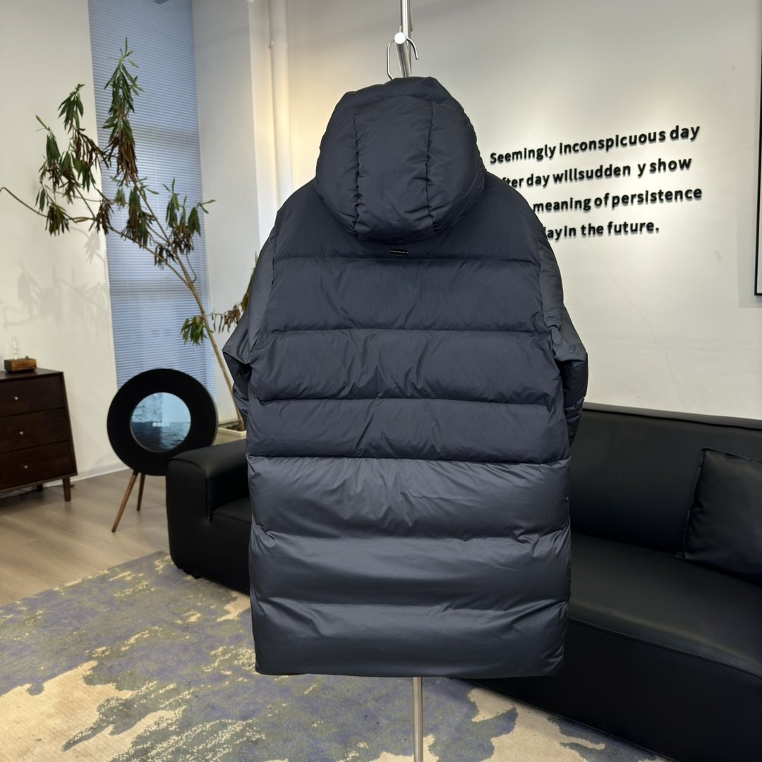 #正品级:𝑴𝒐𝒏𝒄𝒍𝒆𝒓盟可睐 𝑩𝒐𝒔𝒐𝒏𝒂｜𝑳𝒐𝒈𝒐大贴标 纯色连帽长袖中长款羽绒服#T25#拼接黑𝑺