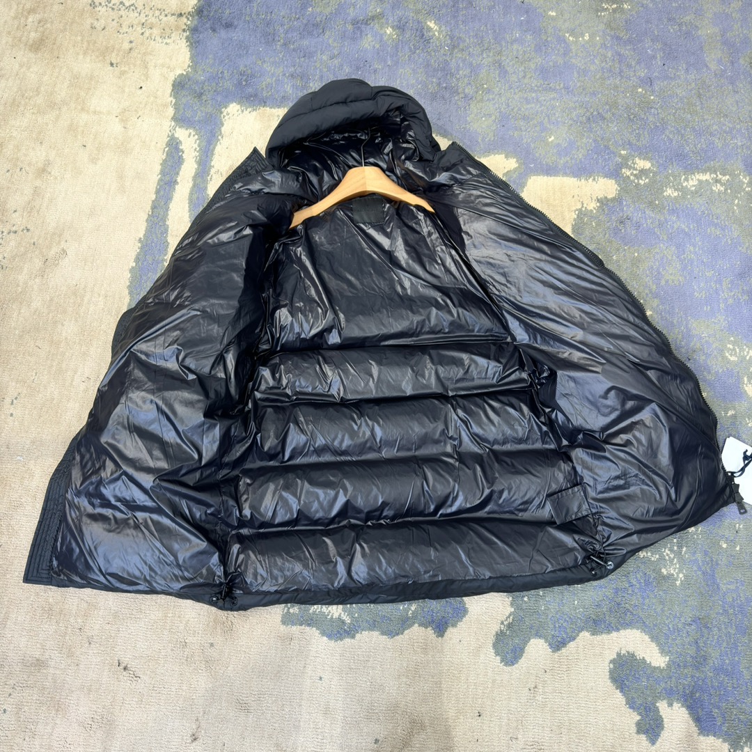 #正品级:𝑴𝒐𝒏𝒄𝒍𝒆𝒓盟可睐 𝑩𝒐𝒔𝒐𝒏𝒂｜𝑳𝒐𝒈𝒐大贴标 纯色连帽长袖中长款羽绒服#T25#拼接黑𝑺