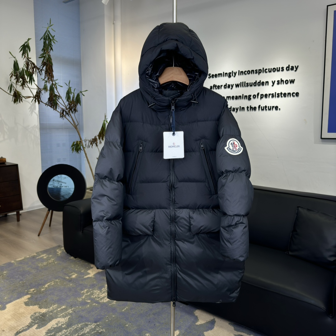 #正品级:𝑴𝒐𝒏𝒄𝒍𝒆𝒓盟可睐 𝑩𝒐𝒔𝒐𝒏𝒂｜𝑳𝒐𝒈𝒐大贴标 纯色连帽长袖中长款羽绒服#T25#拼接黑𝑺