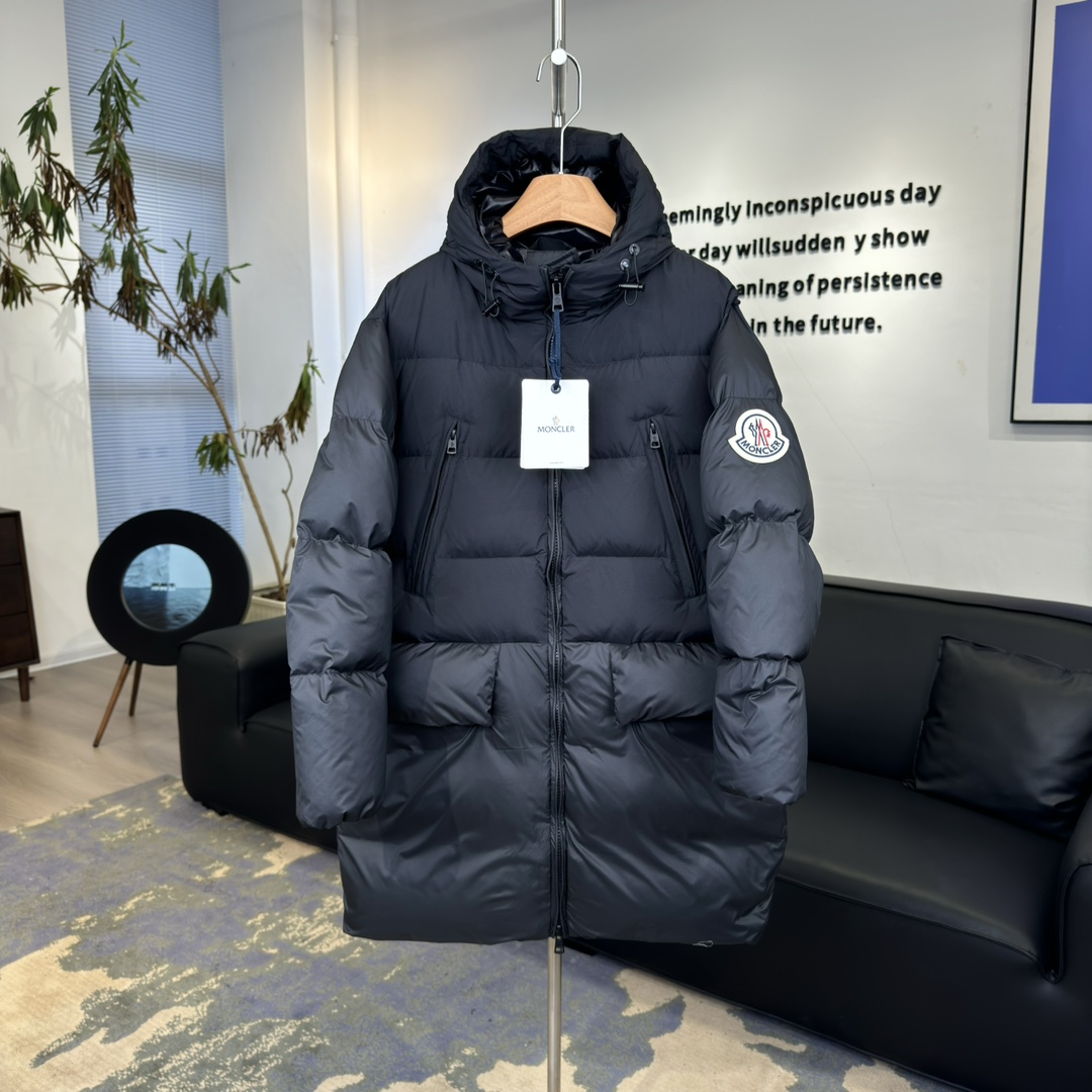 #正品级:𝑴𝒐𝒏𝒄𝒍𝒆𝒓盟可睐 𝑩𝒐𝒔𝒐𝒏𝒂｜𝑳𝒐𝒈𝒐大贴标 纯色连帽长袖中长款羽绒服#T25#拼接黑𝑺