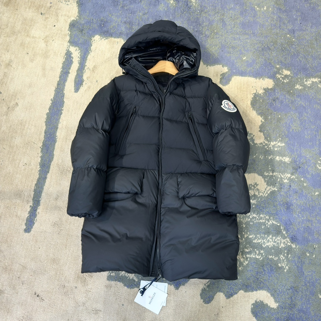 #正品级:𝑴𝒐𝒏𝒄𝒍𝒆𝒓盟可睐 𝑩𝒐𝒔𝒐𝒏𝒂｜𝑳𝒐𝒈𝒐大贴标 纯色连帽长袖中长款羽绒服#T25#拼接黑𝑺