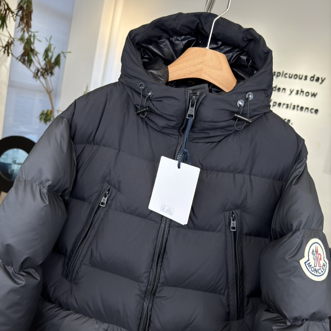 #正品级:𝑴𝒐𝒏𝒄𝒍𝒆𝒓盟可睐 𝑩𝒐𝒔𝒐𝒏𝒂｜𝑳𝒐𝒈𝒐大贴标 纯色连帽长袖中长款羽绒服#T25#拼接黑𝑺