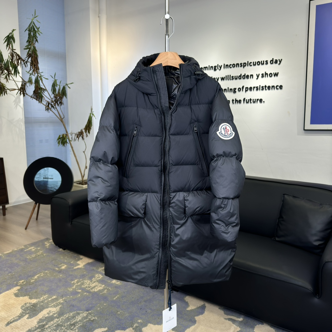 #正品级:𝑴𝒐𝒏𝒄𝒍𝒆𝒓盟可睐 𝑩𝒐𝒔𝒐𝒏𝒂｜𝑳𝒐𝒈𝒐大贴标 纯色连帽长袖中长款羽绒服#T25#拼接黑𝑺