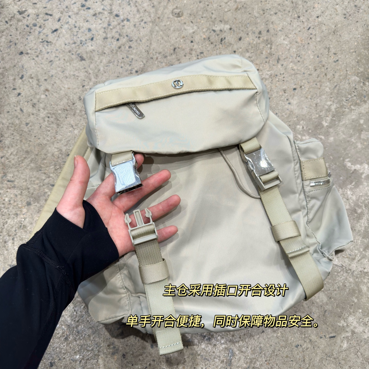 设计解析#

𝗹𝘂𝗹𝘂𝗹𝗲𝗺𝗼𝗻｜露露乐檬 𝟭𝟰𝐋 多功能口袋插扣开合 尼龙 双肩包