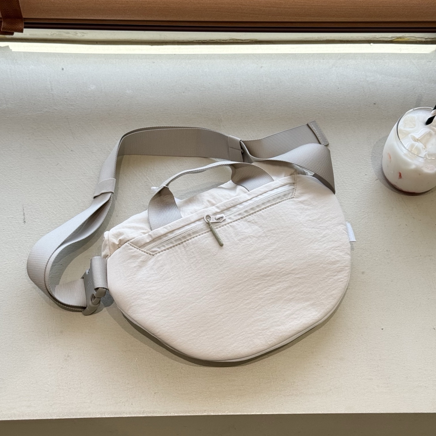 Lululemon Curved Crossbody Bag with Magnetic Closure - Stylish and Functional 7 i1744691417245 6246 0 5