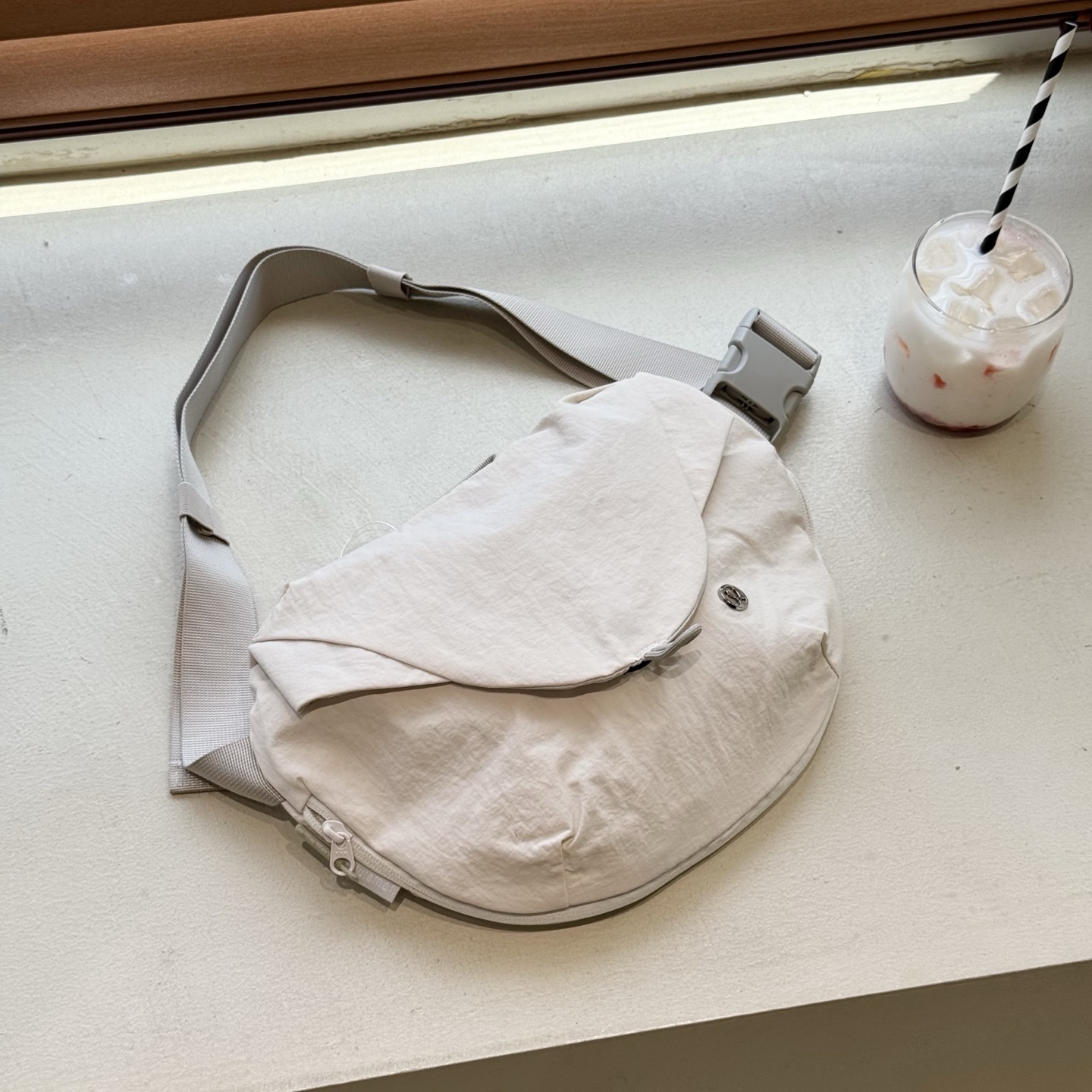 Lululemon Curved Crossbody Bag with Magnetic Closure - Stylish and Functional 3 i1744691417246 5932 0 1