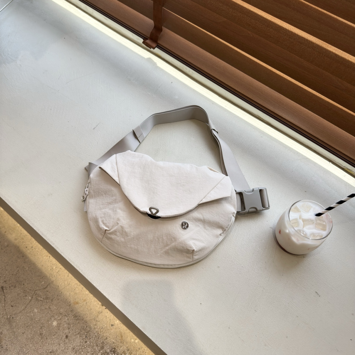 Lululemon Curved Crossbody Bag with Magnetic Closure - Stylish and Functional 5 i1744691417610 6691 0 3