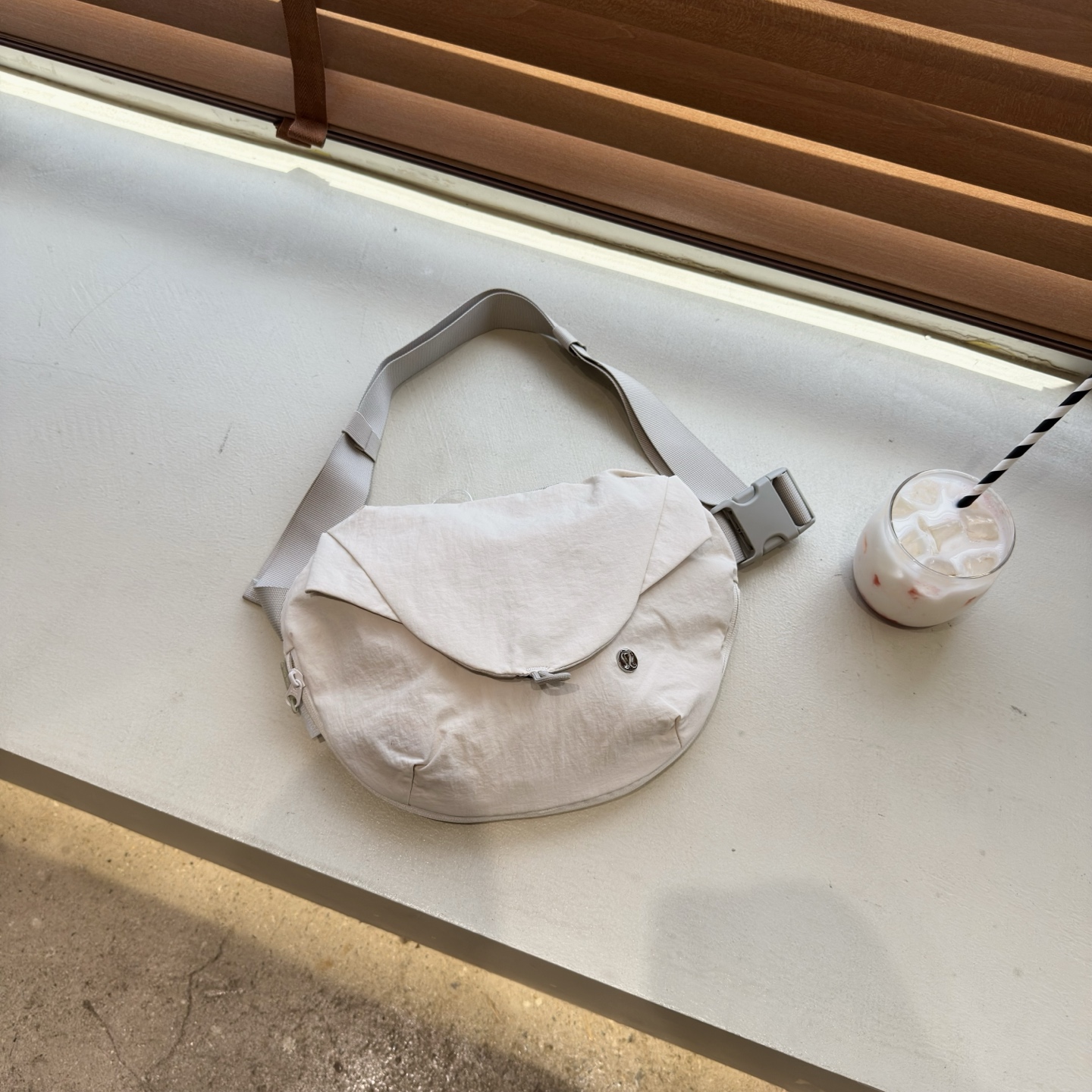 Lululemon Curved Crossbody Bag with Magnetic Closure - Stylish and Functional 2 i1744691418995 5404 0 0