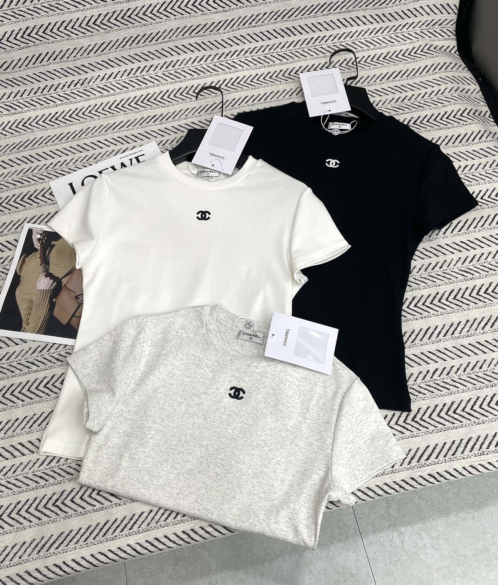 NO:730939,CHANEL 26 early spring new style Xiaoxiang's simple and versatile embroidered letter T-shirt!  Highly recommended hot seller!  The quality of workmanship depends on the details. Three-color SML, chanel, tees, t-shirt,19860909CHANEL 26早春新款 小香简约万年百搭款刺绣字母T恤！强烈推荐热卖款！做工品质看细节 三色SML,,chanel,tees，t-shirt,,Women's clothing