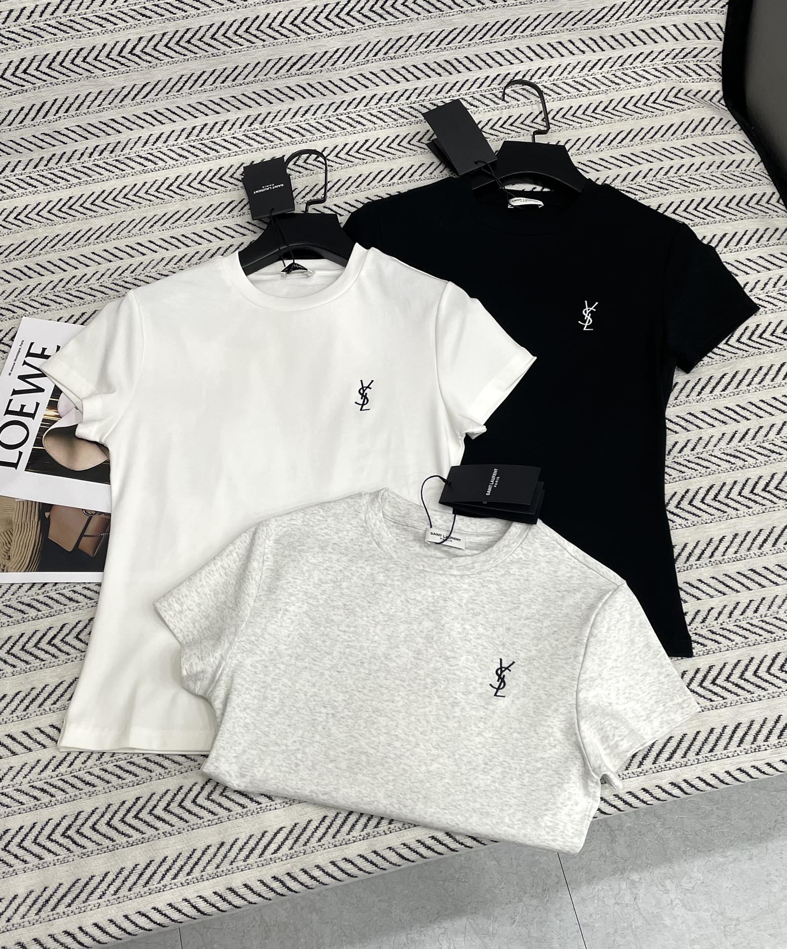 NO:730934,YSL 26 early spring new style simple and versatile embroidered letter T-shirt!  Highly recommended hot seller!  The quality of workmanship depends on the details. Three-color SML, saint laurent, tees, t-shirt,19860909YSL 26早春新款 简约万年百搭款刺绣字母T恤！强烈推荐热卖款！做工品质看细节 三色SML,,saint laurent,tees，t-shirt,,Women's clothing