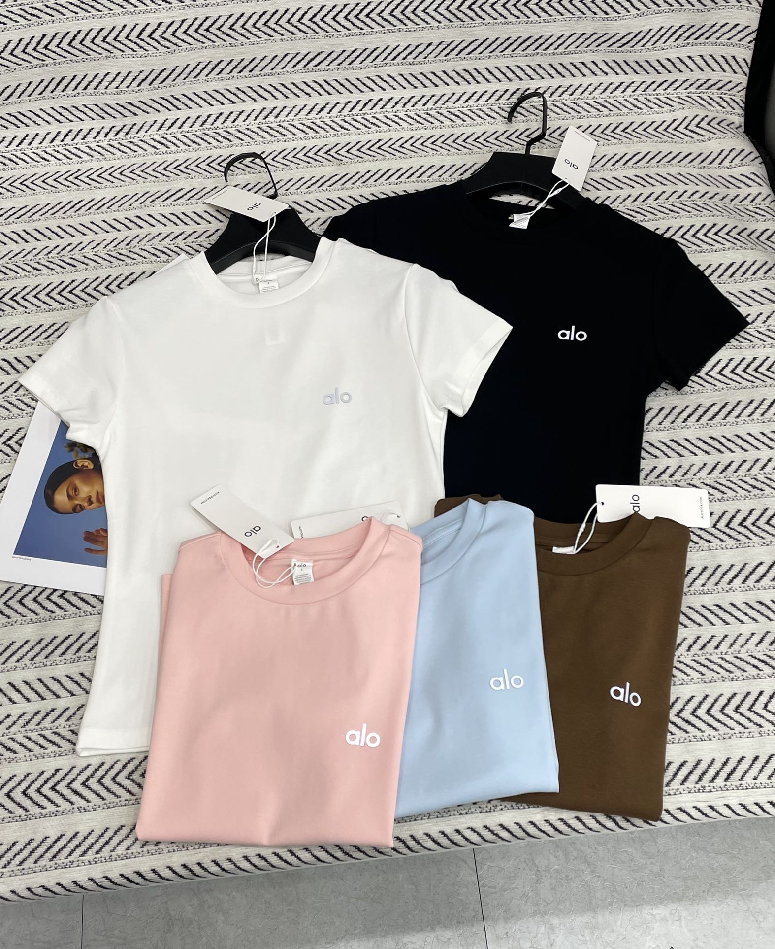 NO:730910,Alo 26 early spring hot style three-dimensional leather logo letters versatile slim fit T-shirt!  Highly recommended hot seller!  The quality of workmanship depends on the details. Five-color sml, tees, t-shirt,19860909Alo 26早春火爆款 立体皮标字母百搭修身显瘦T恤！强烈推荐热卖款！做工品质看细节 五色sml,,tees，t-shirt,,Women's clothing