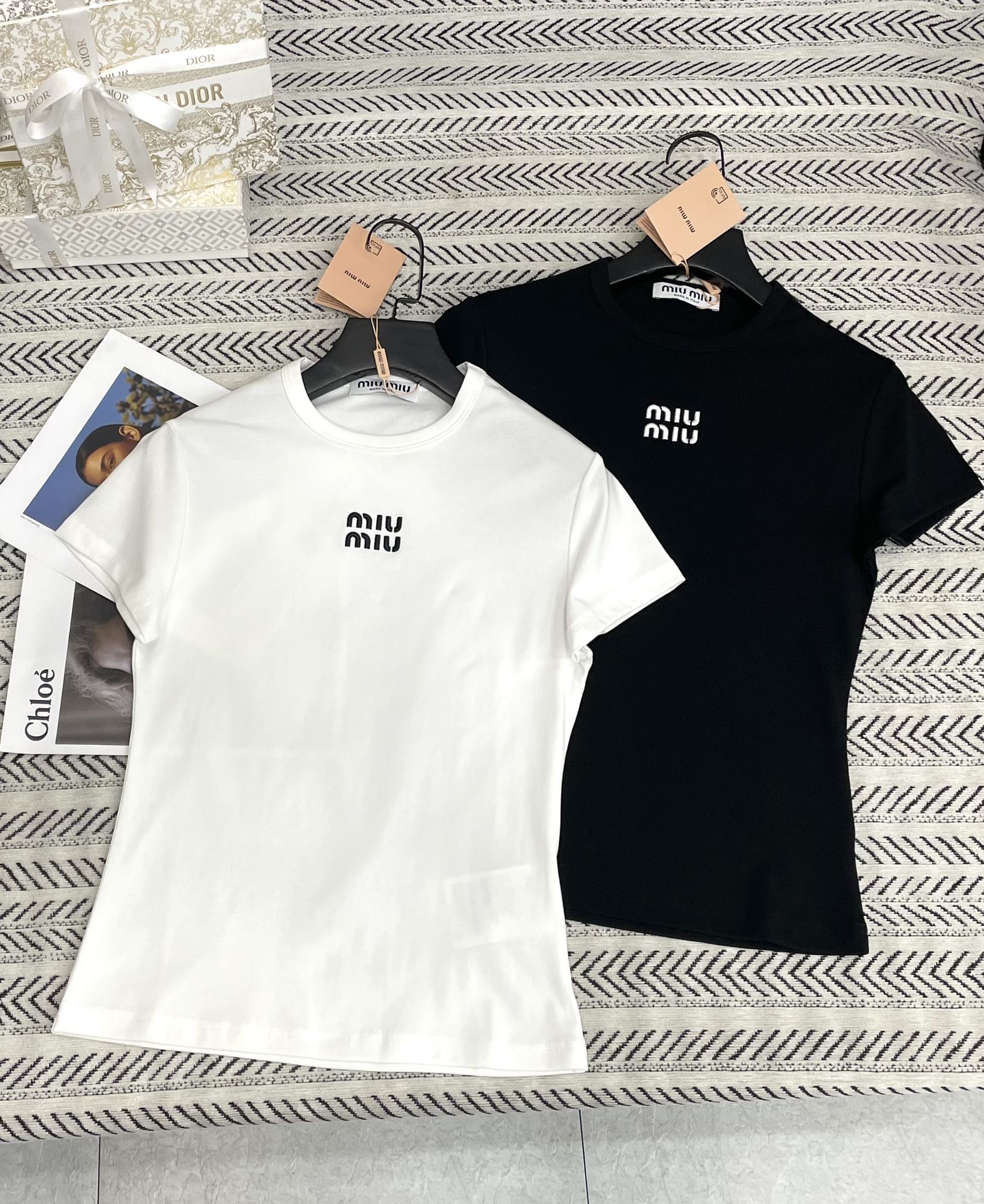 NO:730898,MIUMI* 26 early spring new style classic and versatile embroidered small letter pattern T-shirt!  Highly recommended hot seller!  The quality of workmanship depends on the details. Two-color SML, miumiu, tees, t-shirt,19860909MIUMI* 26早春新款 经典百搭刺绣小字母图案T恤！强烈推荐热卖款！做工品质看细节 两色SML,,miumiu,tees，t-shirt,,Women's clothing