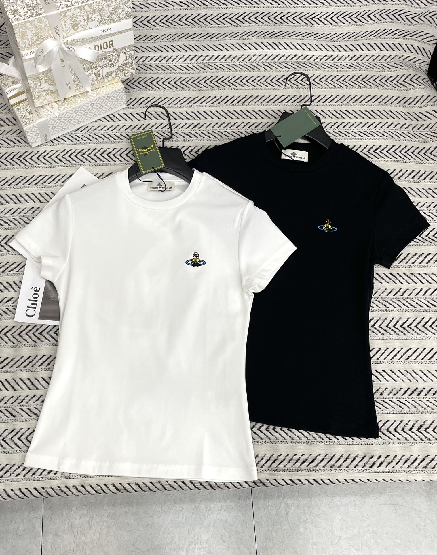 NO:730944,VivienWestwood Queen Mother West 26 early spring new style simple embroidered small label letter pattern short-sleeved T-shirt!  Highly recommended hot seller!  The quality of workmanship depends on the details. Two-color SML, T-shirt, tees, t-shirt,19860909VivienWestwood 西太后 26早春新款 简约刺绣小标字母图案短袖T恤！强烈推荐热卖款！做工品质看细节 两色SML,,T-shirt,tees，t-shirt,,Women's clothing