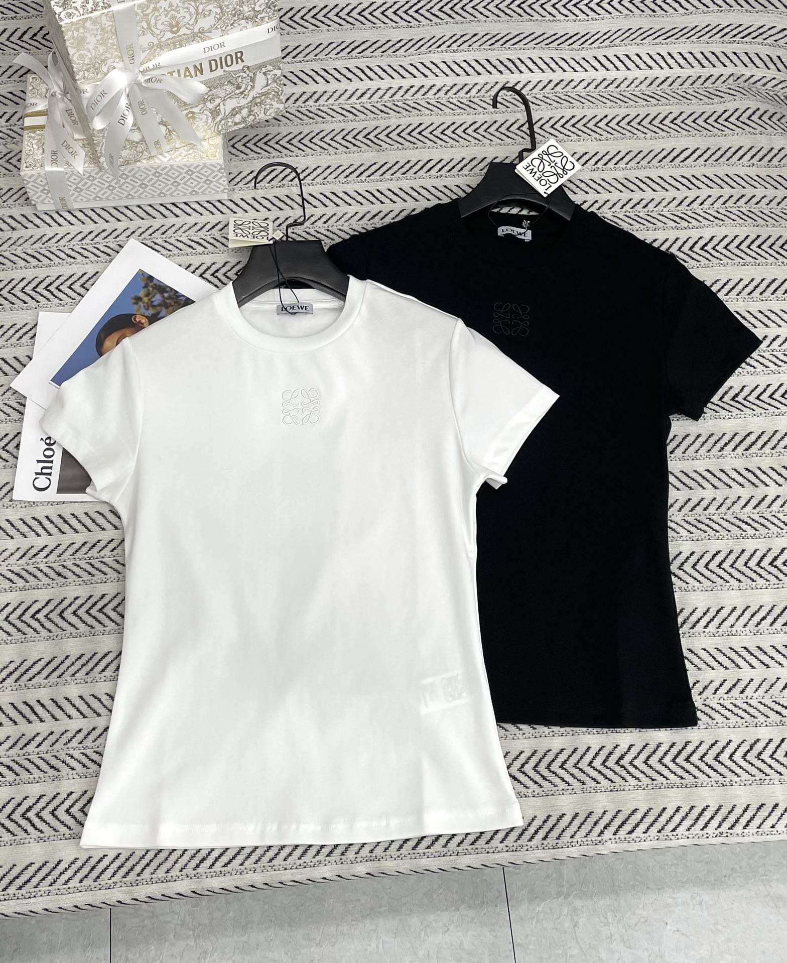NO:730915,Loewe 26 early spring new style simple embroidered small letter short-sleeved T-shirt!  Highly recommended hot seller!  The quality of workmanship depends on the details. Two-color SML, loewe, T-shirt, tees, t-shirt,19860909Loewe 26早春新款 简约刺绣小标字母短袖T恤！强烈推荐热卖款！做工品质看细节 两色SML,,loewe,T-shirt,tees，t-shirt,,Women's clothing