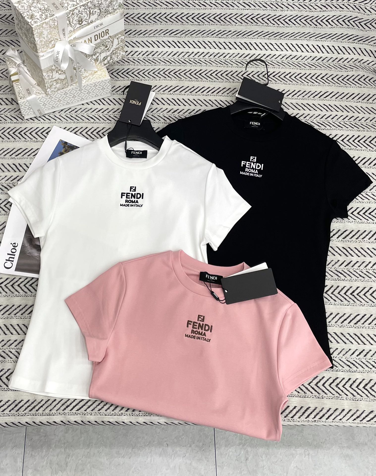 NO:730904,Fendi 26 early spring new style small version T-shirt with simple embroidered letters!  Highly recommended hot seller!  The quality of workmanship depends on the details. Three-color SML, fendi, tees, t-shirt,19860909Fendi 26早春新款 简约刺绣字母小版T恤！强烈推荐热卖款！做工品质看细节 三色SML,,fendi,tees，t-shirt,,Women's clothing