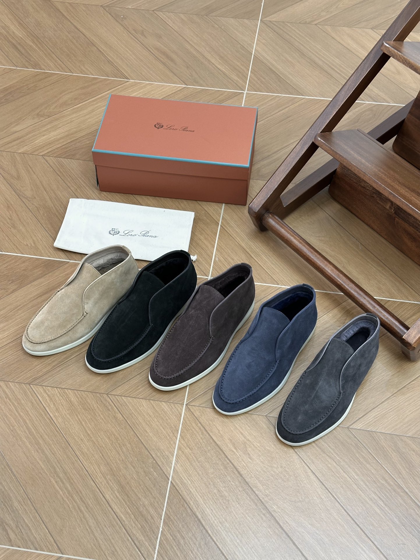 NO:679823,Loro iana fur boots for men, original quality, exclusive for purchasing!  Original last material, imported high mercerized cow suede for the upper, imported calfskin with imported nutria hair for the lining, nutria hair cowhide for the feet, cowhide midsole, original TR mold outsole!  I regard quality second, no one dares to regard quality first, the key is whether you have found me or not!  Regular size 39-45 (38-46 customized), loafers, fur shoes, loro piana, loafers, boots, cowhide19860909Loro iana 毛靴男款 原单品质,代购专供！ 原版原楦原材料,鞋面进口高丝光牛反绒,内里进口海狸鼠毛进口小牛皮,垫脚海狸鼠毛牛皮,牛皮中底,原版TR模具大底！品质我认第二,没人敢认第一,关键是你有没有找到我！ 正码39-45 (38-46订做),乐福鞋毛毛鞋,loro piana,loafers,boots,cowhide,Women's Shoes