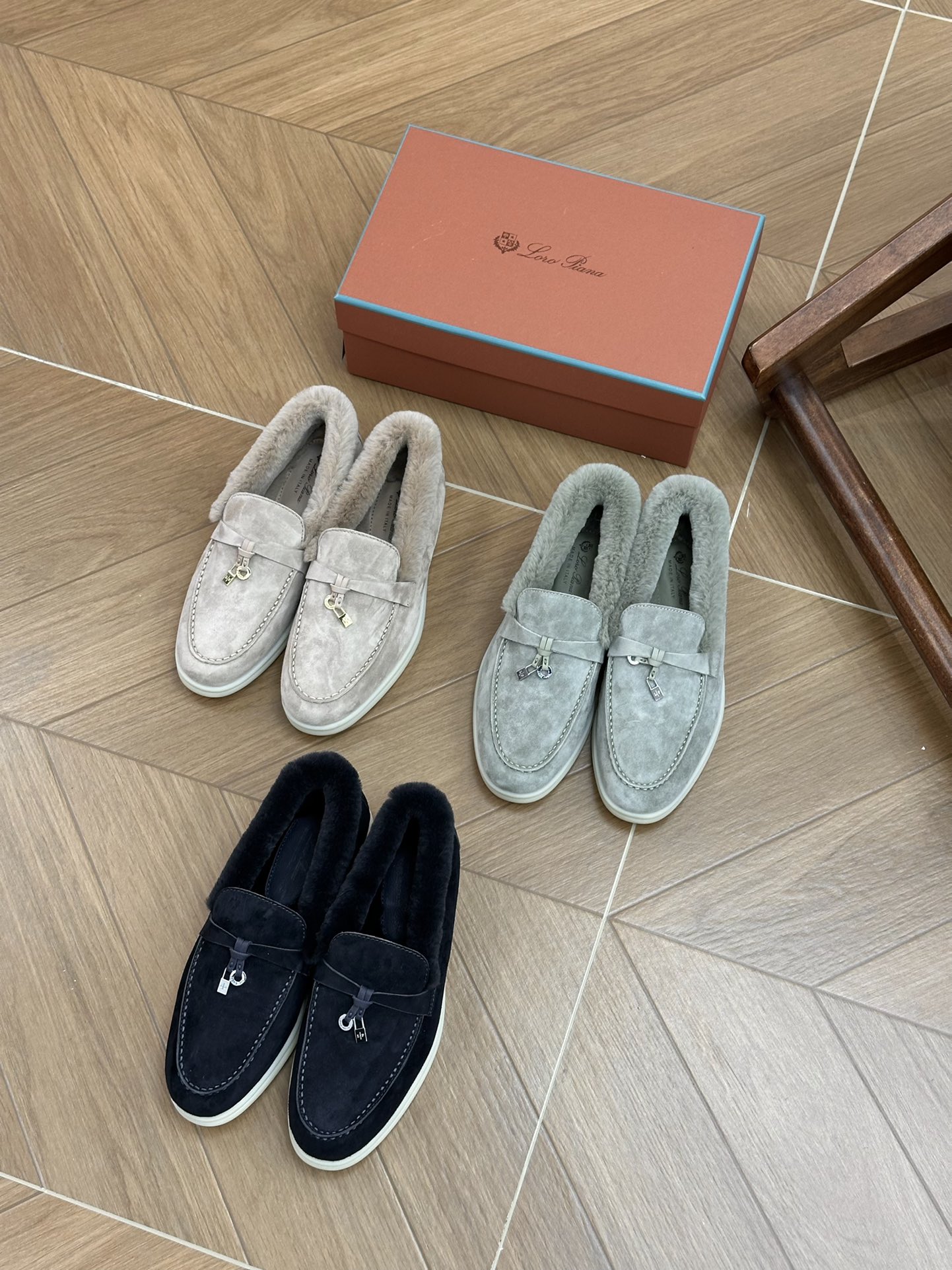 NO:679780,Counter quality!  Specially for purchasing good products!  Loroiana Summer walk furry pendant loafers. The new furry loafers are very suitable for autumn and winter jackets or coats. They are not only easy to wear and comfortable, but also show off your fashion taste and personality!  Original last material, imported sheep suede for the upper, imported beaver hair for the lining and calfskin, beaver hair cowhide for the feet, cowhide midsole, original TR mold outsole!  The standard size is 35-40, loafers, loro piana, loafers, jackets & coats, cowhide19860909专柜品质！专供代购好货！ Loroiana Summer walk毛毛吊坠乐福鞋 新款毛毛乐福鞋非常适合秋冬的外套或大衣这样的搭配,不仅好穿舒适还能展示出你们的时尚品味和个性风格！ 原版原楦原材料,鞋面进口羊反绒,内里进口海狸毛进口小牛皮,垫脚海狸毛牛皮,牛皮中底,原版TR模具大底！ 码数标准35-40,乐福鞋毛毛鞋,loro piana,loafers,jackets & coats,cowhide,Women's Shoes