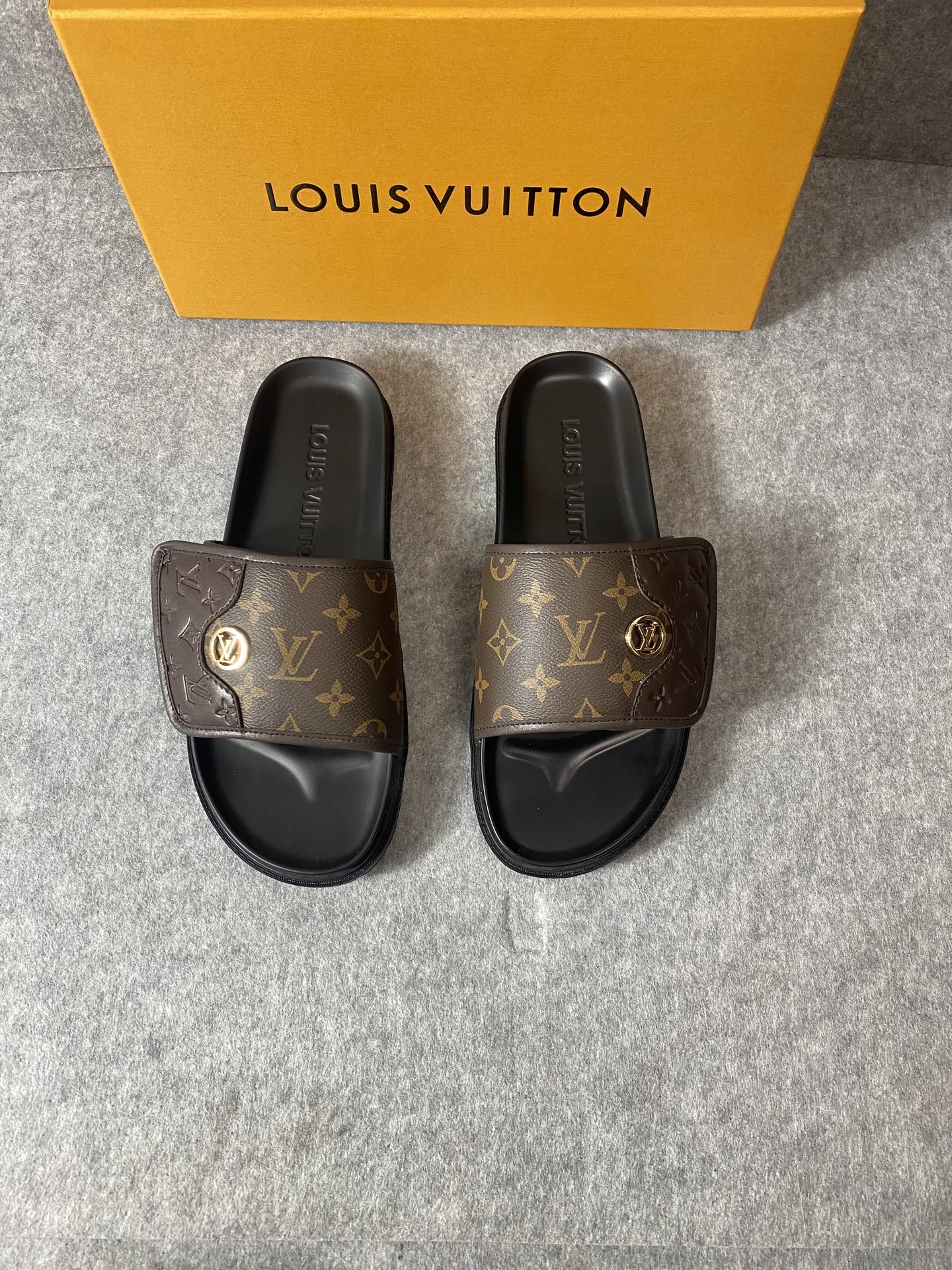 NO:235709,Series men's slippers louisvuitt…on fw.new arrival~ L…v aspen water table slippers L home slippers new product outsole rubber material, soft sole table comfort full score full score inner sheepskin size 39 to 44 (customized by 38 and 45), slippers, louis vuitton, louis vuitton, slippers, sheepskin19860909系列款 男款拖鞋 louisvuitt…on fw.new arrival～ L…v aspen 水台拖鞋 L家拖鞋新品 大底橡胶材质, 软底台舒适度满分 效果满分 内里羊皮 size 39到44（38与45定制）,拖鞋,louis vuitton,louis vuitton,slippers,sheepskin,Women's Shoes