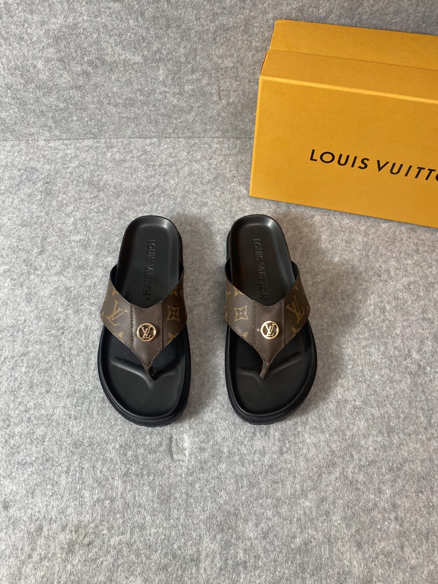 NO:235712,Series Men's slippers louisvuitt…on fw.new arrival~ L…v aspen Water table slippers L home slippers New product Outsole rubber material, soft sole table comfort full score Full score Inner sheepskin size 39 to 44 (customized by 38 and 45) Series Men's slippers louisvuitt…on fw.new arrival~ L…v aspen Water table slippers New product Outsole rubber material, soft sole table comfort full score Full score Inner sheepskin size 38 to 45 (customized by 38 and 45), slippers, louis vuitton, louis vuitton, slippers, sheepskin19860909系列款 男款拖鞋 louisvuitt…on fw.new arrival～ L…v aspen 水台拖鞋 L家拖鞋新品 大底橡胶材质, 软底台舒适度满分 效果满分 内里羊皮 size 39到44（38与45定制） 系列款 男款拖鞋 louisvuitt…on fw.new arrival～ L…v aspen 水台拖鞋 L家拖鞋新品 大底橡胶材质, 软底台舒适度满分 效果满分 内里羊皮 size 38到45（38与45定制）,拖鞋,louis vuitton,louis vuitton,slippers,sheepskin,Women's Shoes