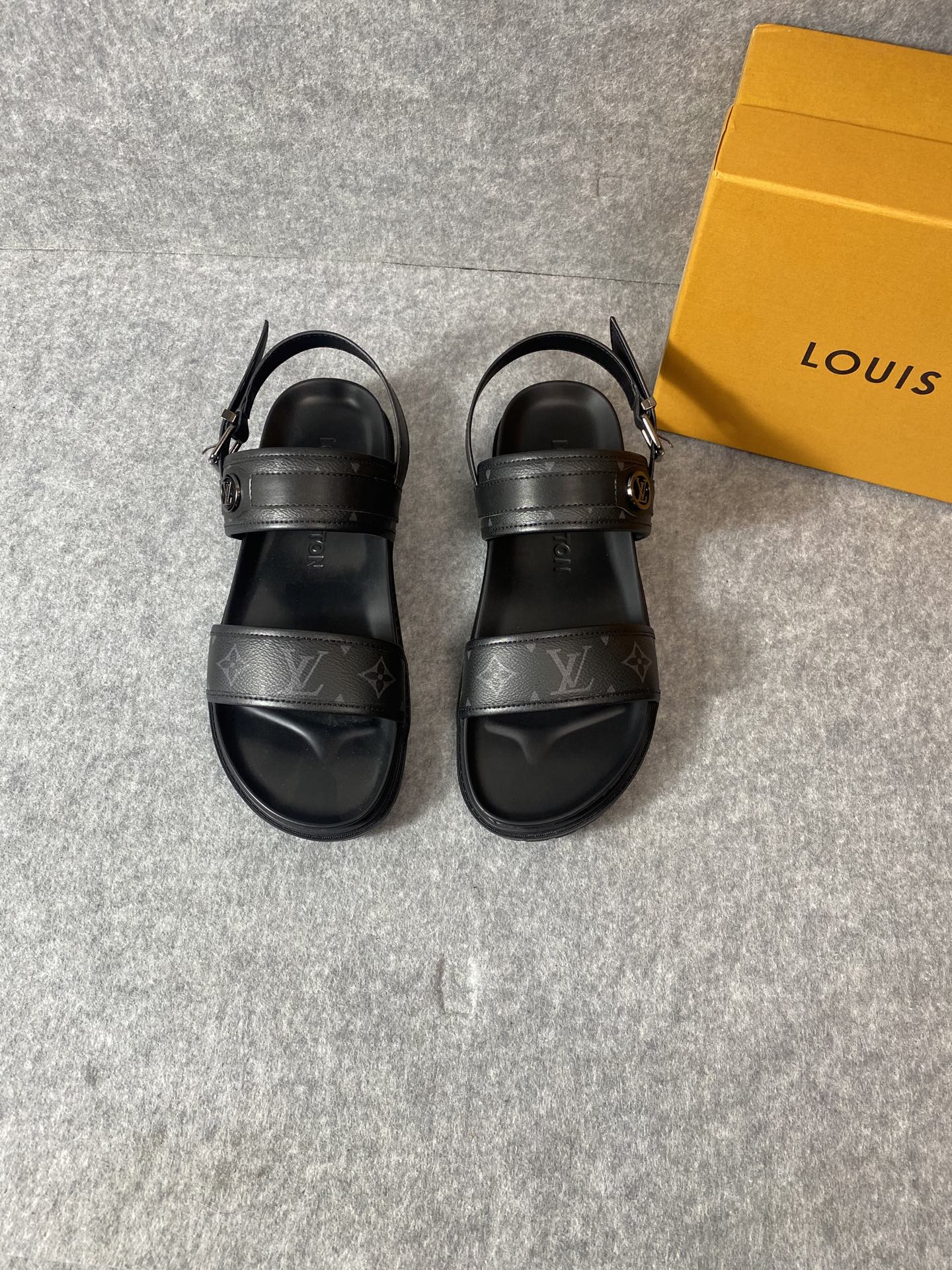 NO:235714,Series men's slippers louisvuitt…on fw.new arrival~ L…v aspen water table slippers L home 2025 slippers new product outsole rubber material, soft sole table comfort full score full score inner sheepskin size 39 to 44 (customized by 38 and 45), slippers, louis vuitton, louis vuitton, slippers, sheepskin19860909系列款 男款拖鞋 louisvuitt…on fw.new arrival～ L…v aspen 水台拖鞋 L家2025拖鞋新品 大底橡胶材质, 软底台舒适度满分 效果满分 内里羊皮 size 39到44（38与45定制）,拖鞋,louis vuitton,louis vuitton,slippers,sheepskin,Women's Shoes