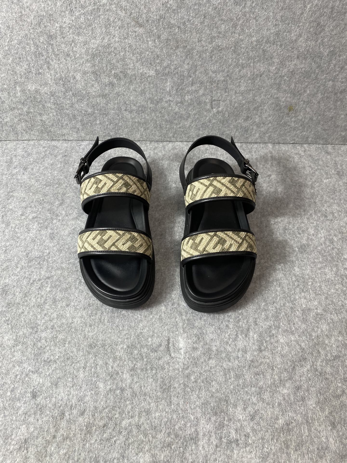 NO:235717,Fendi series men's slippers Fendi 2025 water table slippers new product Outsole rubber material, soft sole table comfort full score Full score Inner sheepskin size 39 to 44 (customized by 38 and 45), slippers, fendi, slippers, sheepskin19860909芬迪系列款 男款拖鞋 芬迪2025水台拖鞋新品 大底橡胶材质, 软底台舒适度满分 效果满分 内里羊皮 size 39到44（38与45定制）,拖鞋,fendi,slippers,sheepskin,Women's Shoes