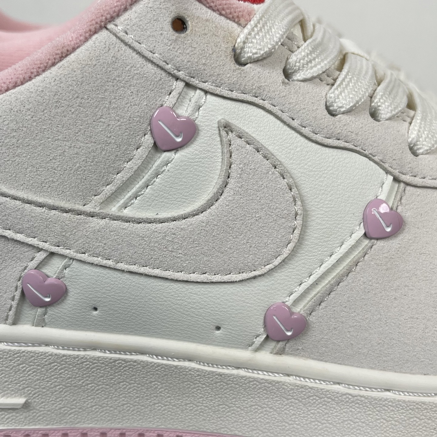 特价
NK Air Force 1 07 空军一号经典低帮板鞋 情人节米白粉!
货号:HV59