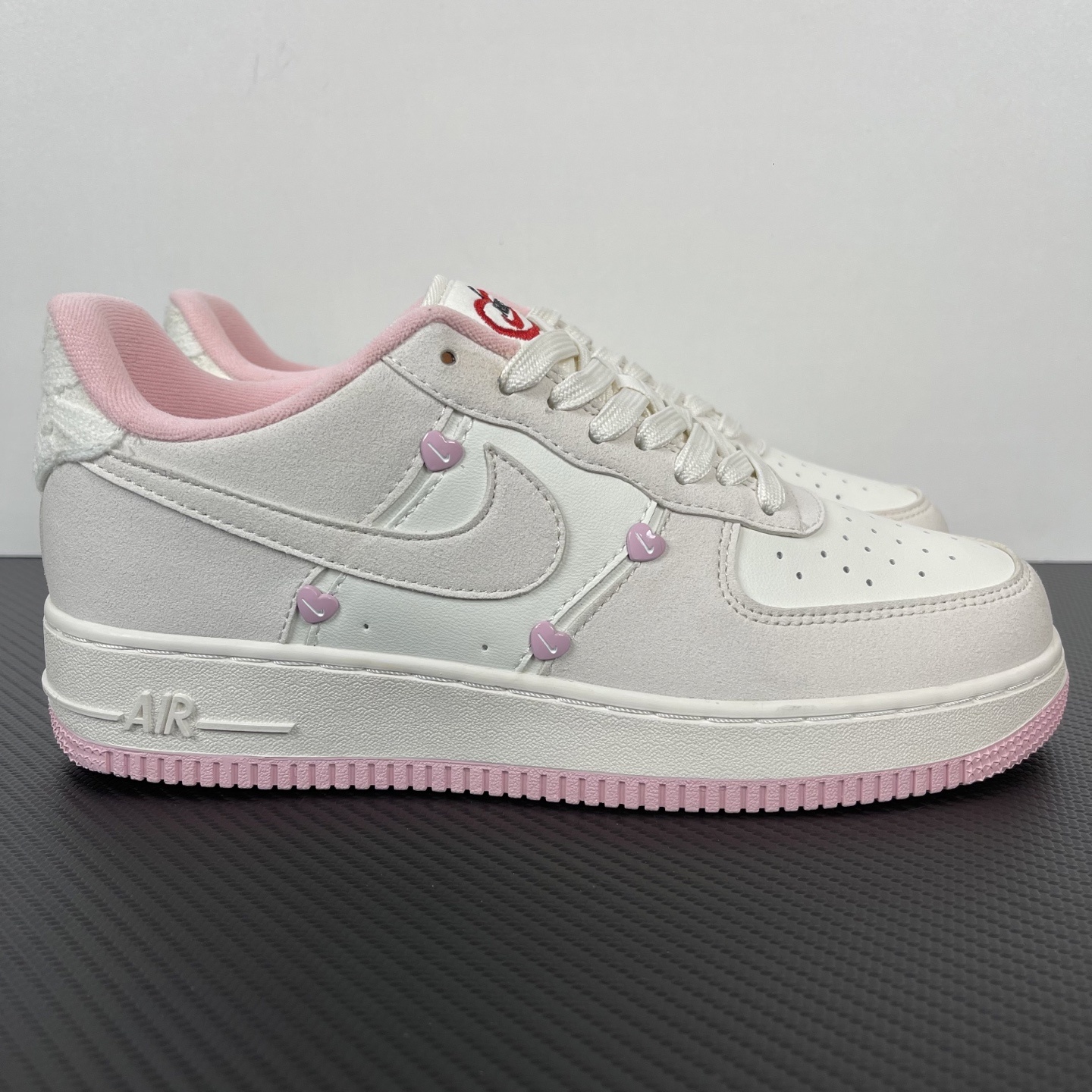 特价
NK Air Force 1 07 空军一号经典低帮板鞋 情人节米白粉!
货号:HV59