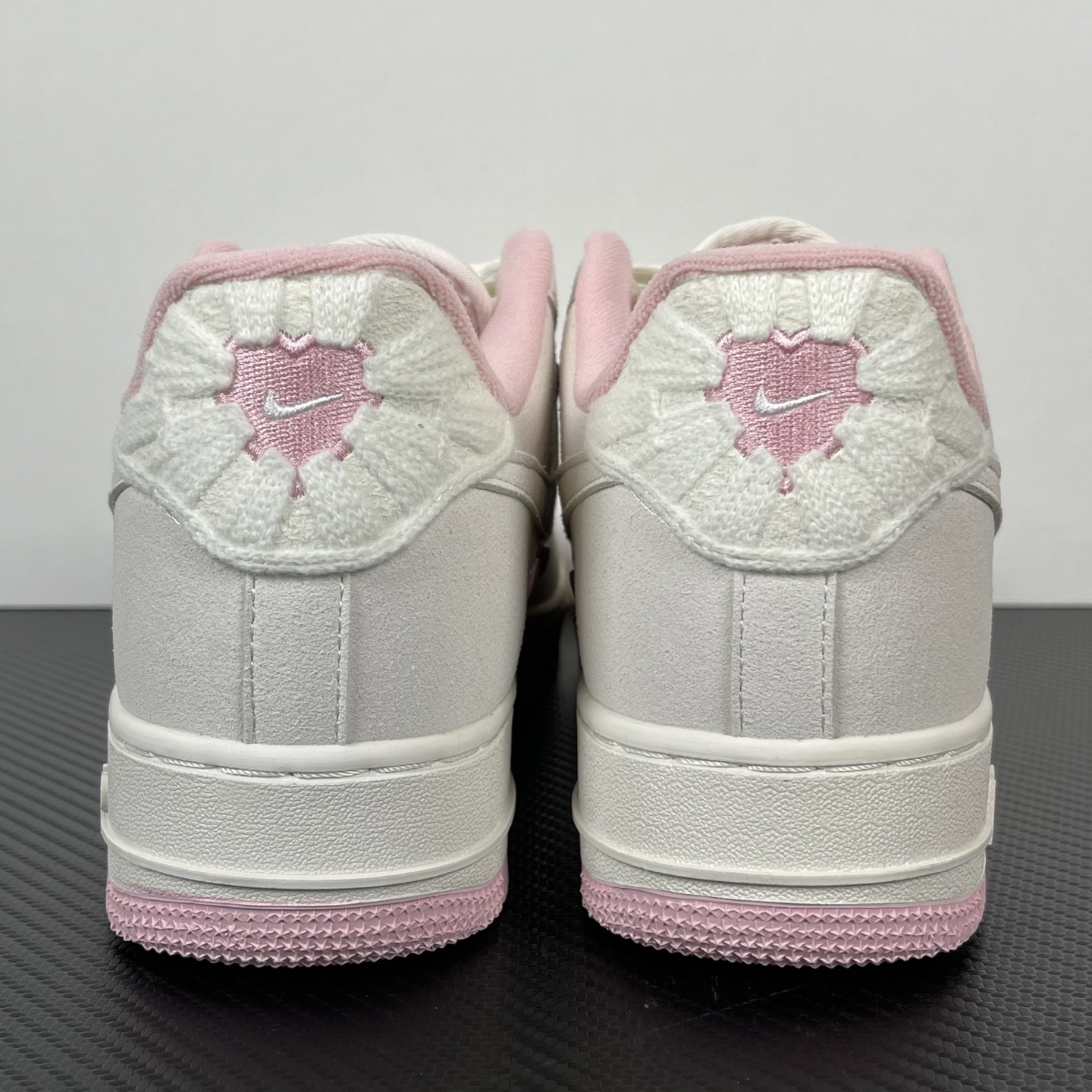 特价
NK Air Force 1 07 空军一号经典低帮板鞋 情人节米白粉!
货号:HV59