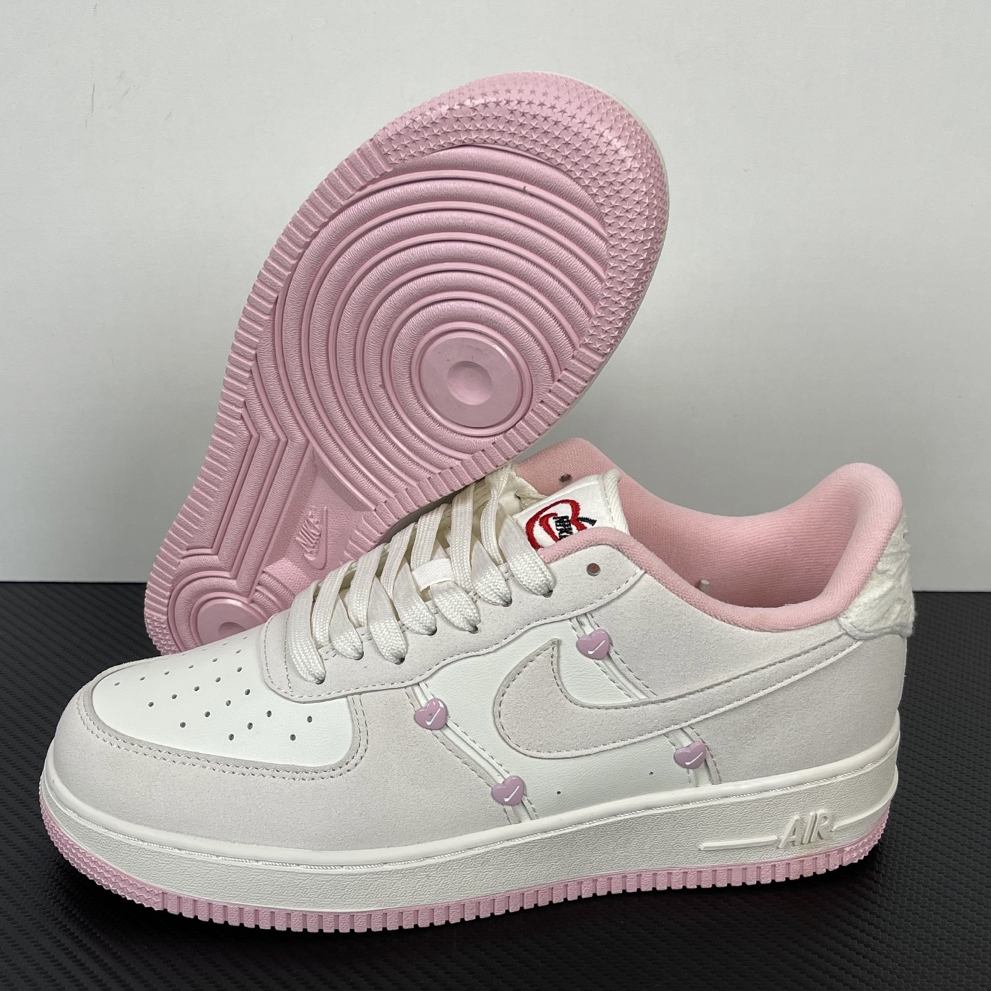 特价
NK Air Force 1 07 空军一号经典低帮板鞋 情人节米白粉!
货号:HV59